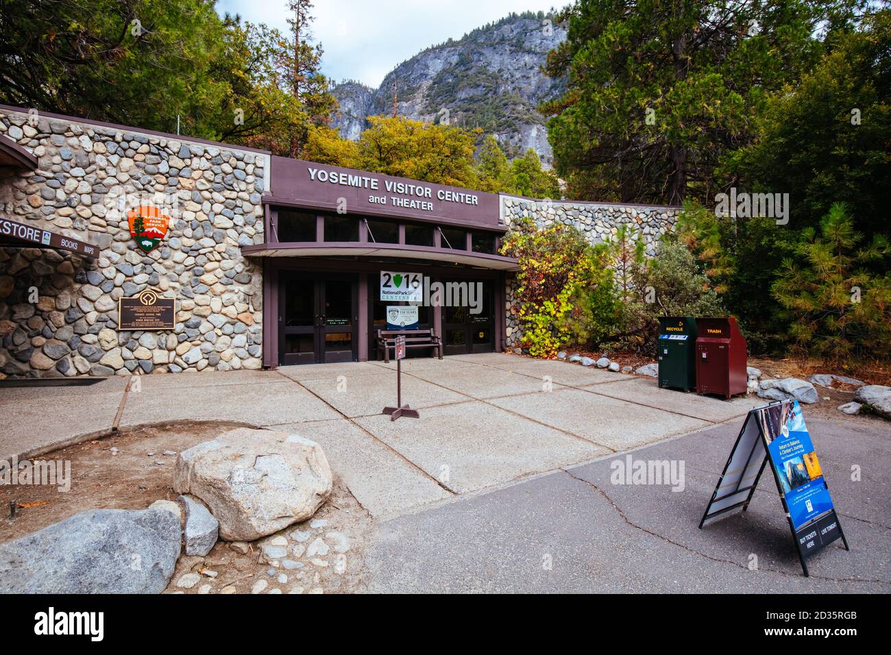 Yosemite valley visitor center hires stock photography and images Alamy
