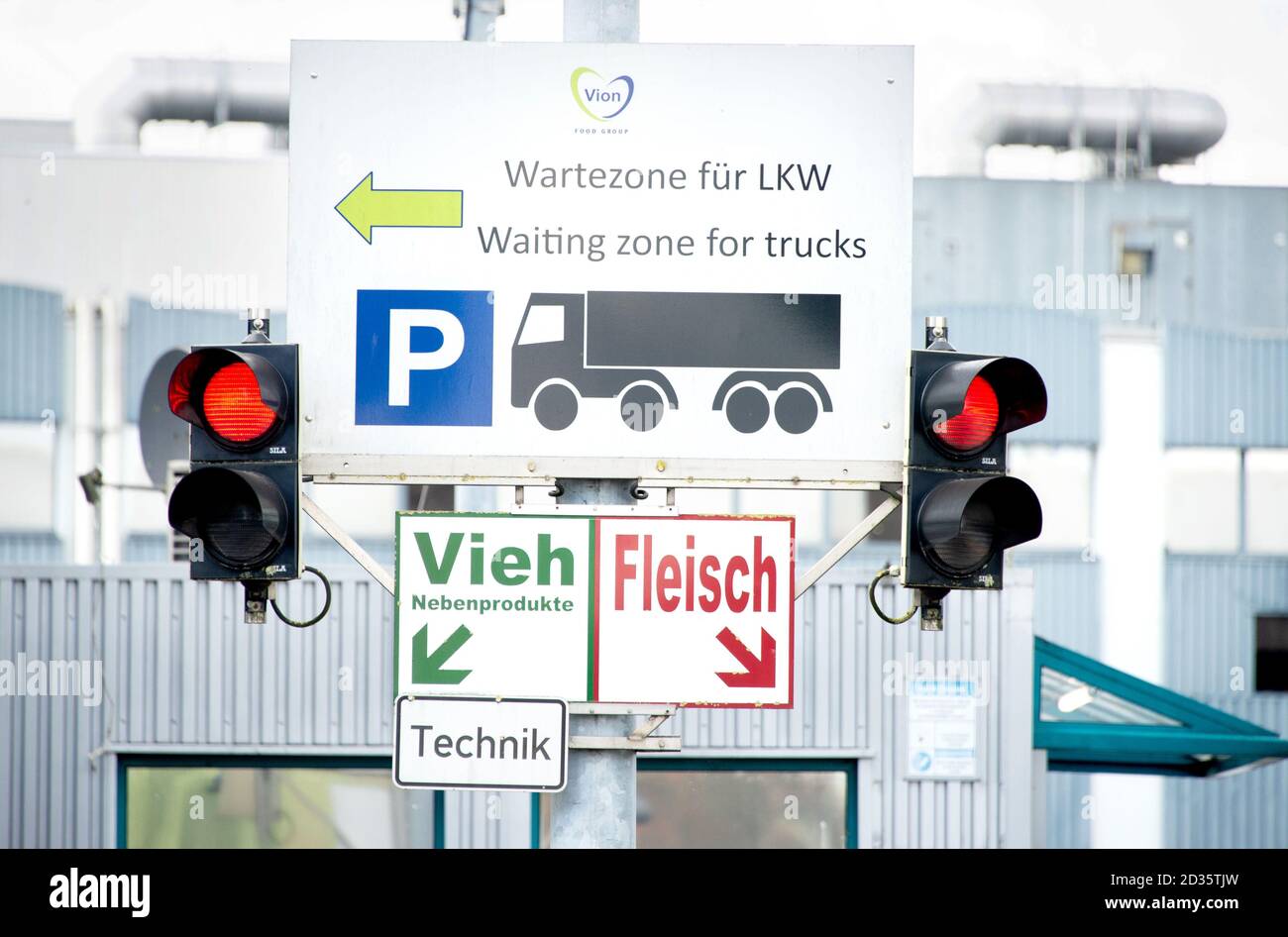 Emstek, Germany. 07th Oct, 2020. A sign saying 'Waiting area for trucks' and two traffic lights hang in front of an access road to a slaughterhouse belonging to the food company Vion. Once again, there has been a large number of corona infections in a large slaughterhouse in Lower Saxony. In the plant in the Cloppenburg district, a total of 63 cases have been reported in tests among employees over the past few days. Credit: Hauke-Christian Dittrich/dpa/Alamy Live News Stock Photo