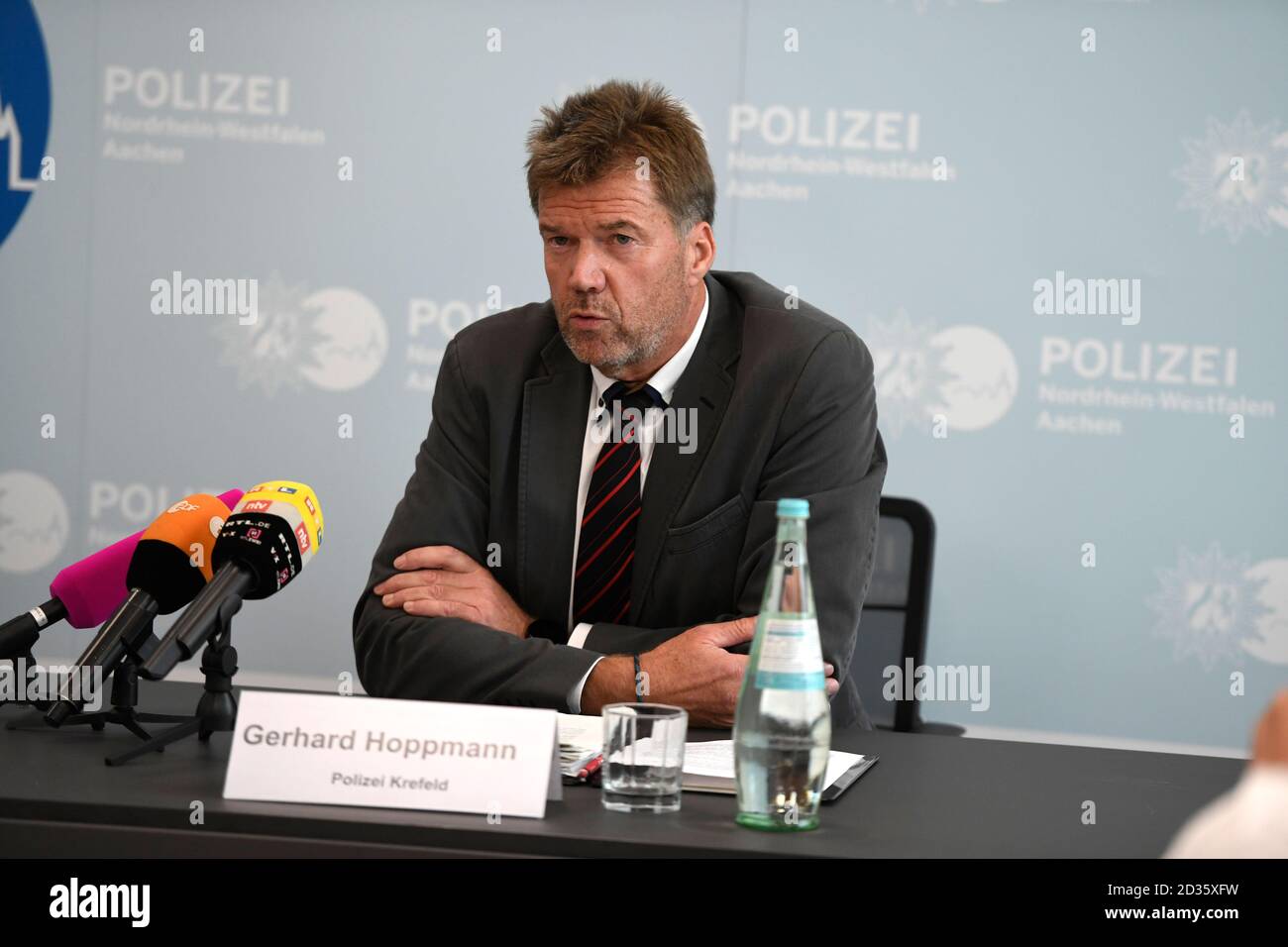 Aachen, Germany. 07th Oct, 2020. Gerhard Hoppmann of the Krefeld police, head of the 'Homicide Squad Sandkuhle', speaks at a press conference on a murder case in 1996. 43-year-old man from Würselen near Aachen, the body of the 43-year-old man was discovered in December 1996 at a gravel pit in the Kleve district. A suspect has been in custody since last week. Credit: Roberto Pfeil/dpa/Alamy Live News Stock Photo