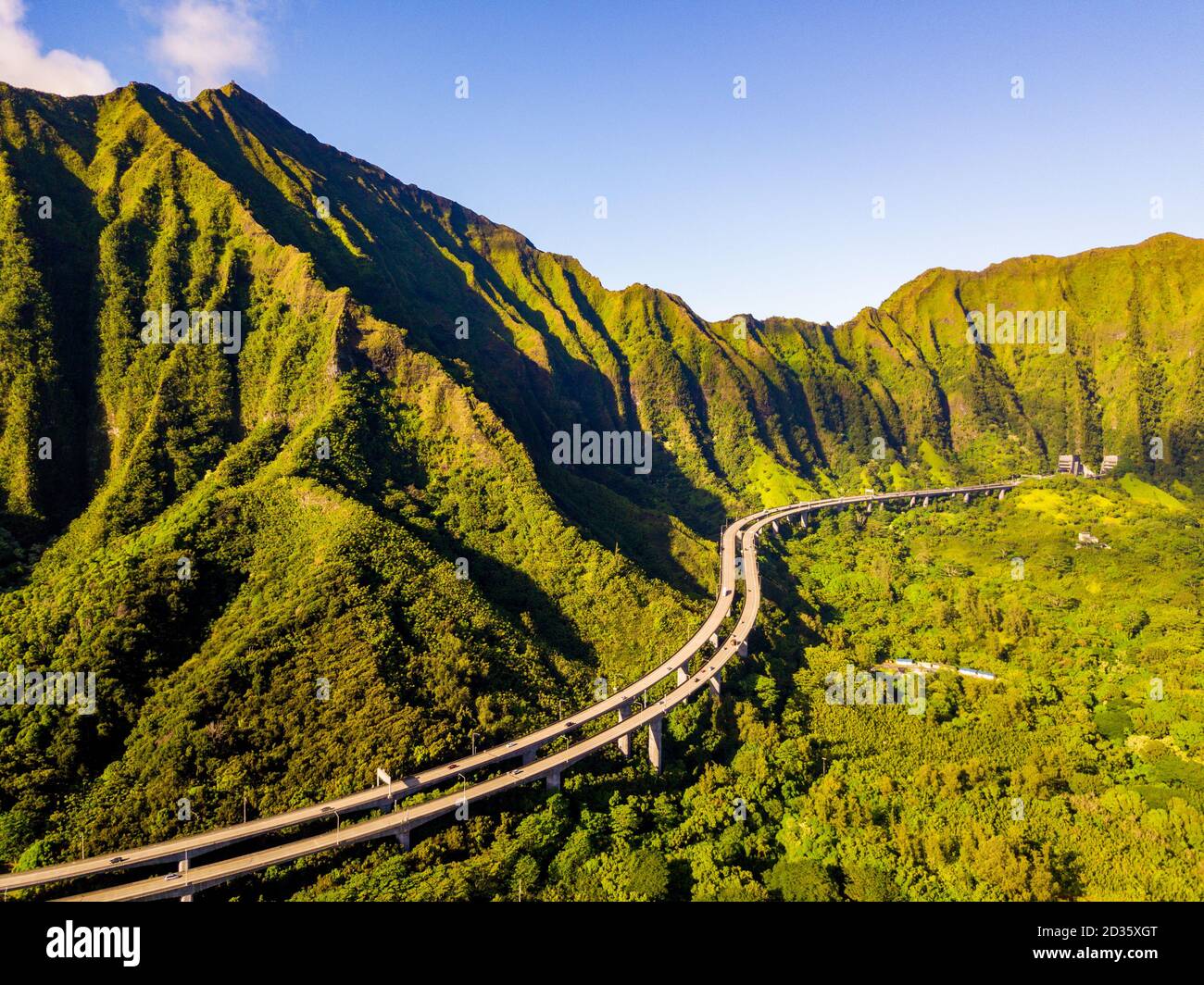 Aerial view of green mountain cliffs and the famous Haiku Stairs in Oahu, Hawaii Stock Photo