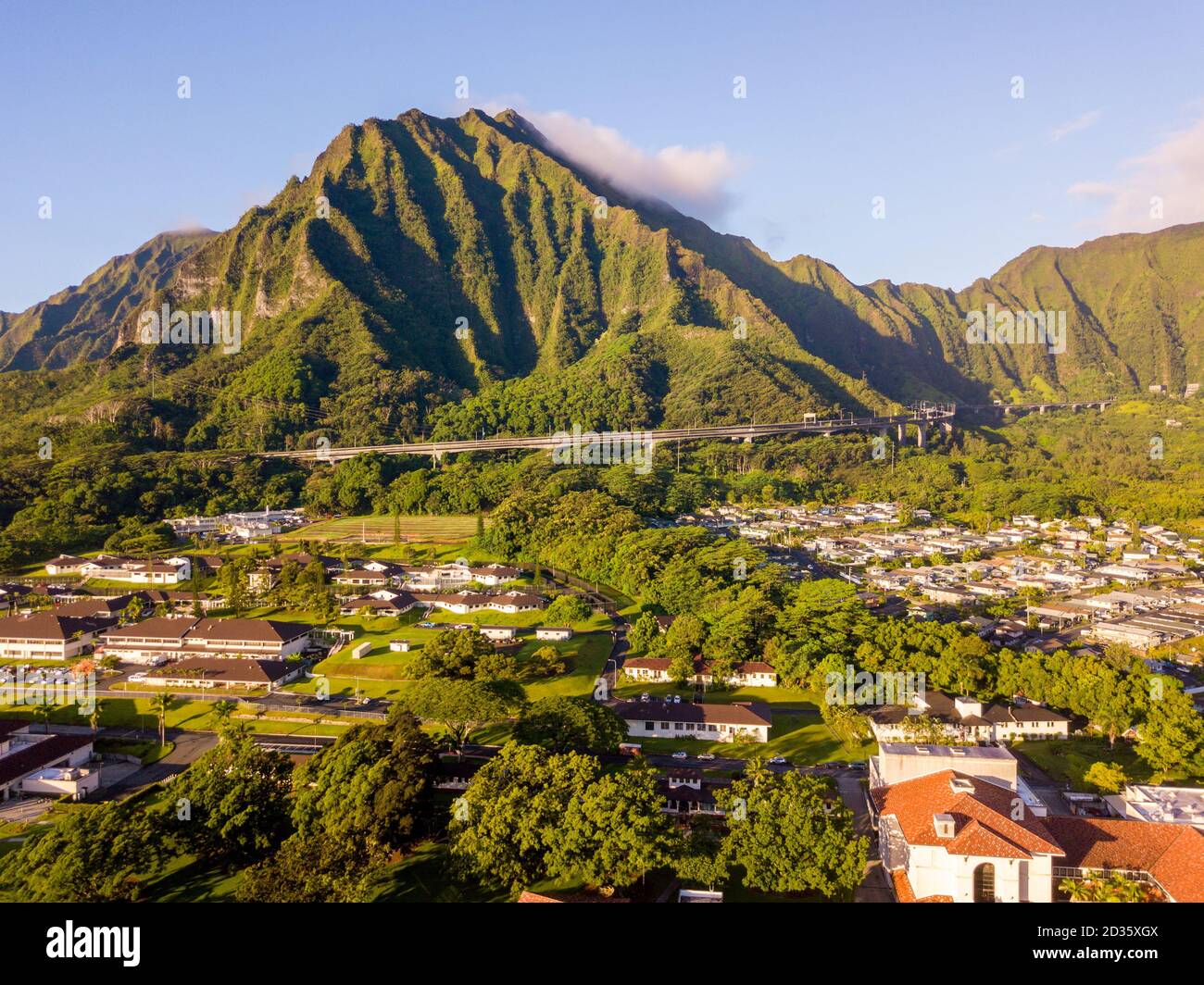 Aerial view of green mountain cliffs and the famous Haiku Stairs in Oahu, Hawaii Stock Photo