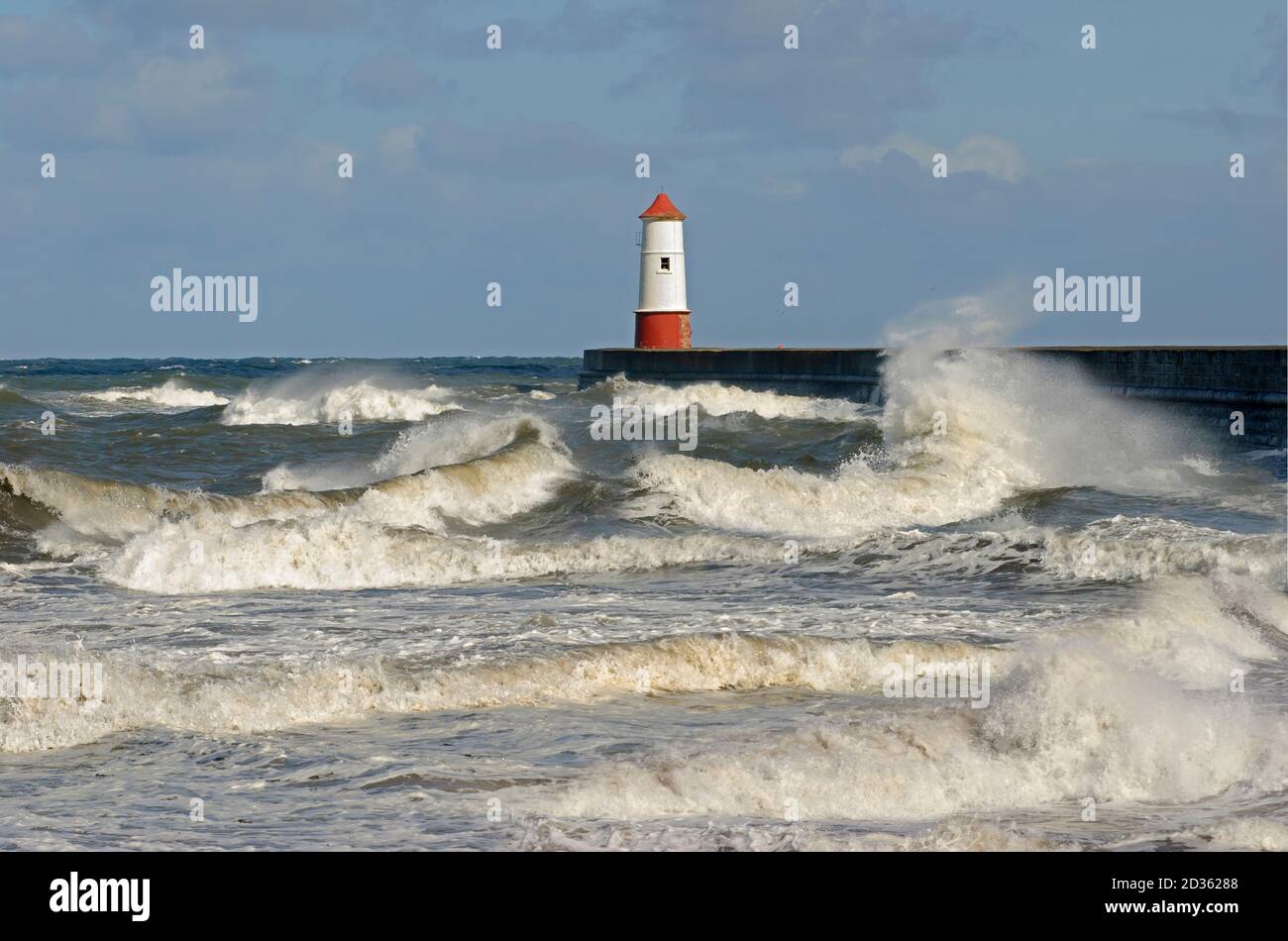 DW07640-Lighthouse in Berwick-upon-Tweed in heavy storm with high waves Stock Photo