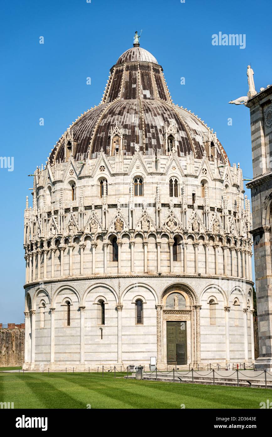 Pisa, Baptistery of St. John (Battistero di San Giovanni) in Romanesque Gothic style, Piazza or Campo dei Miracoli (Square of Miracles). Italy. Stock Photo