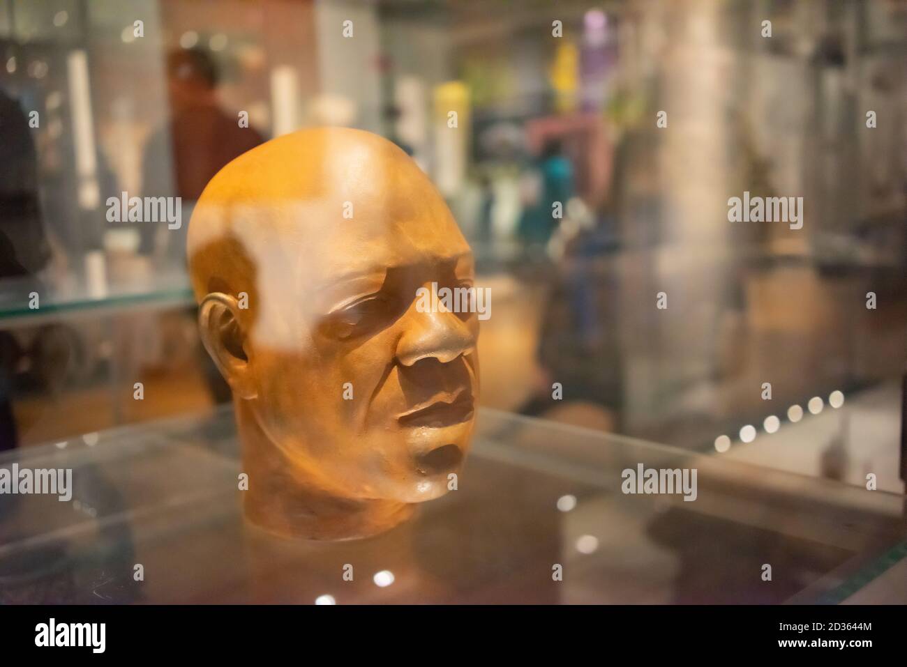 African head sculpture hi-res stock photography and images - Alamy