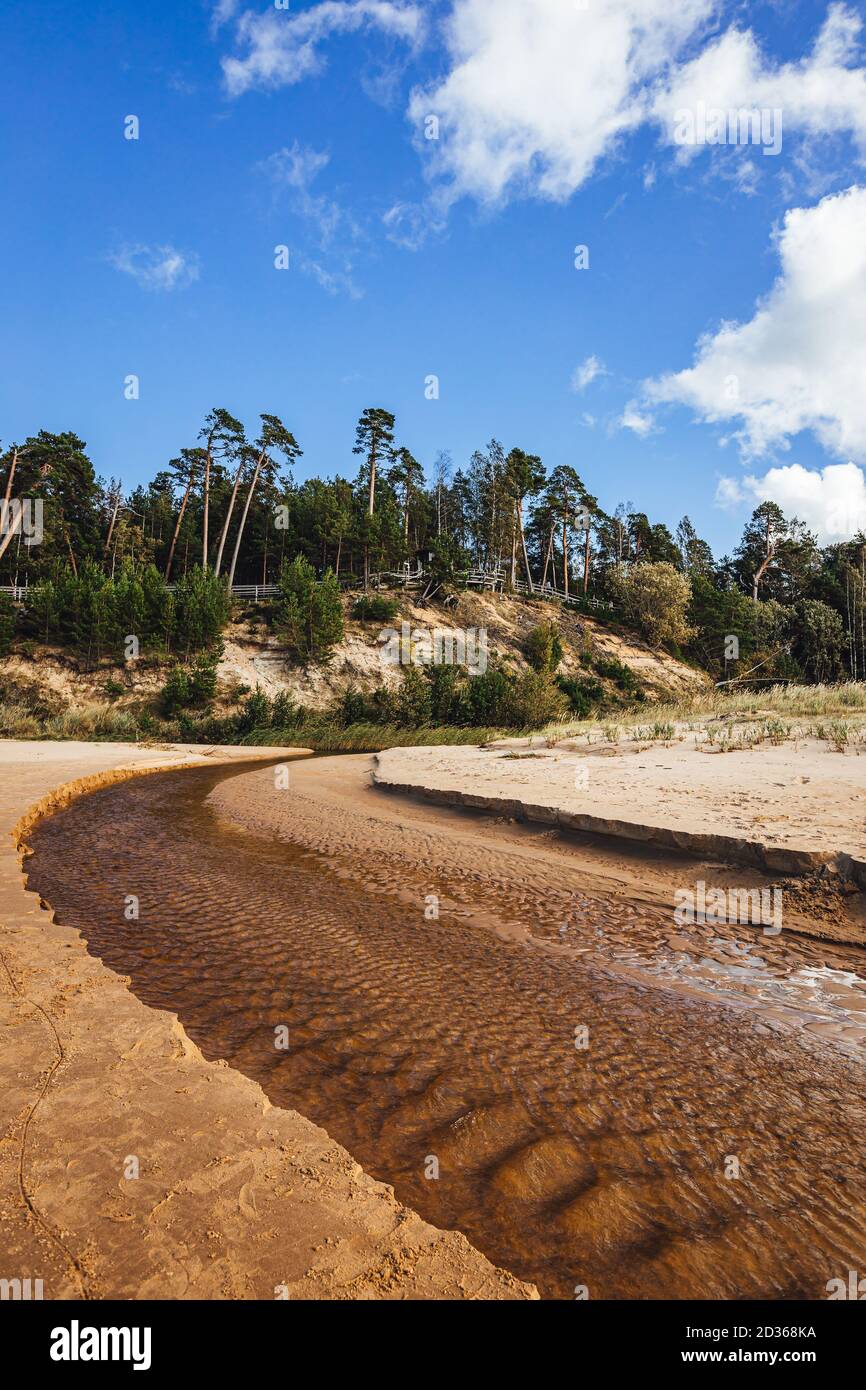 Mesmerizing shot of a beautiful ocean with sandy beach under a cloudy ...