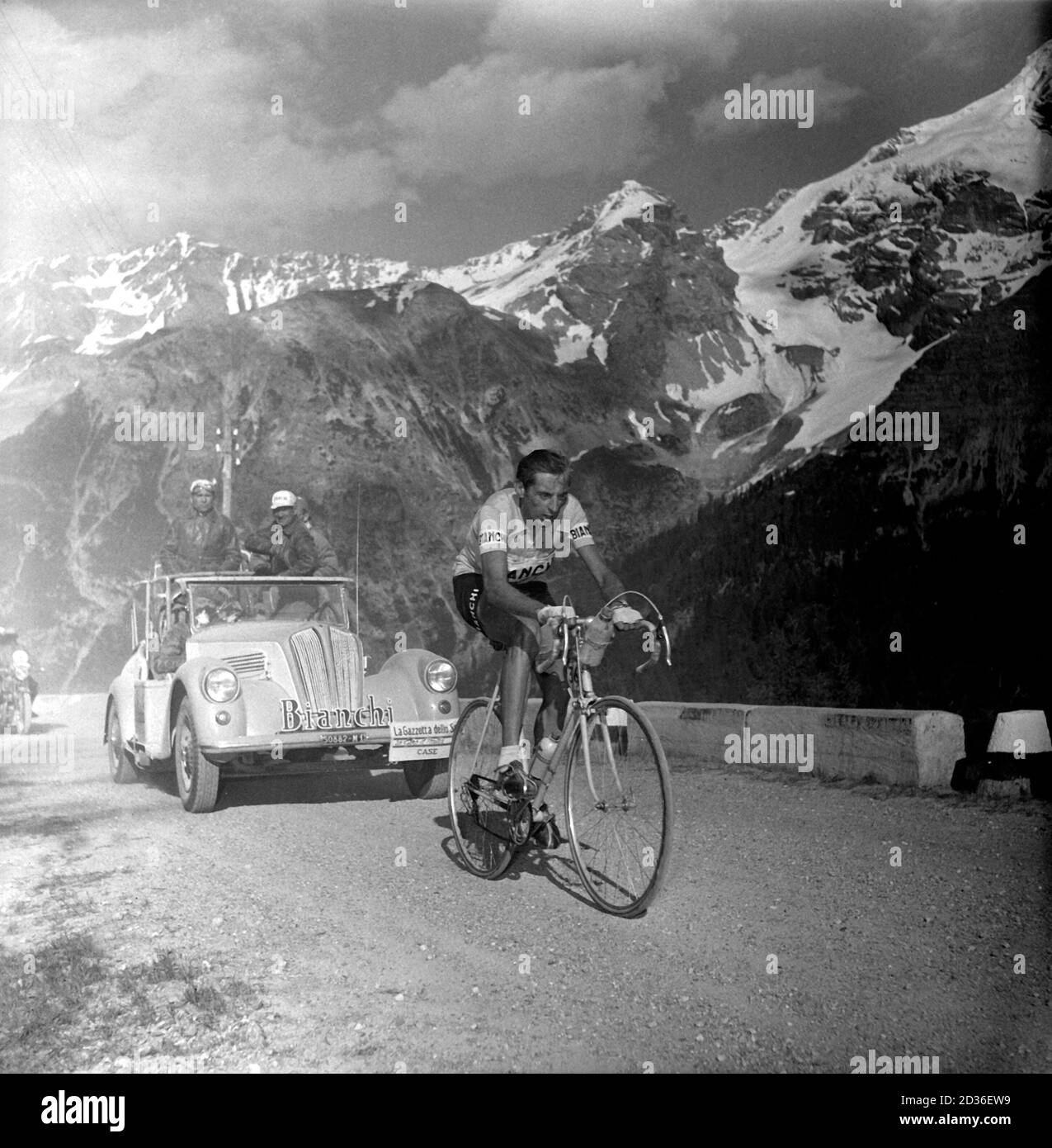 Fausto Coppi engaged on the Stelvio climb during the 19th stage  (Bolzano-Bormio) of the 36th Giro d 'Italia of cycling, 1 June 1953. ---  Fausto Coppi impegnato sulla salita dello Stelvio durante