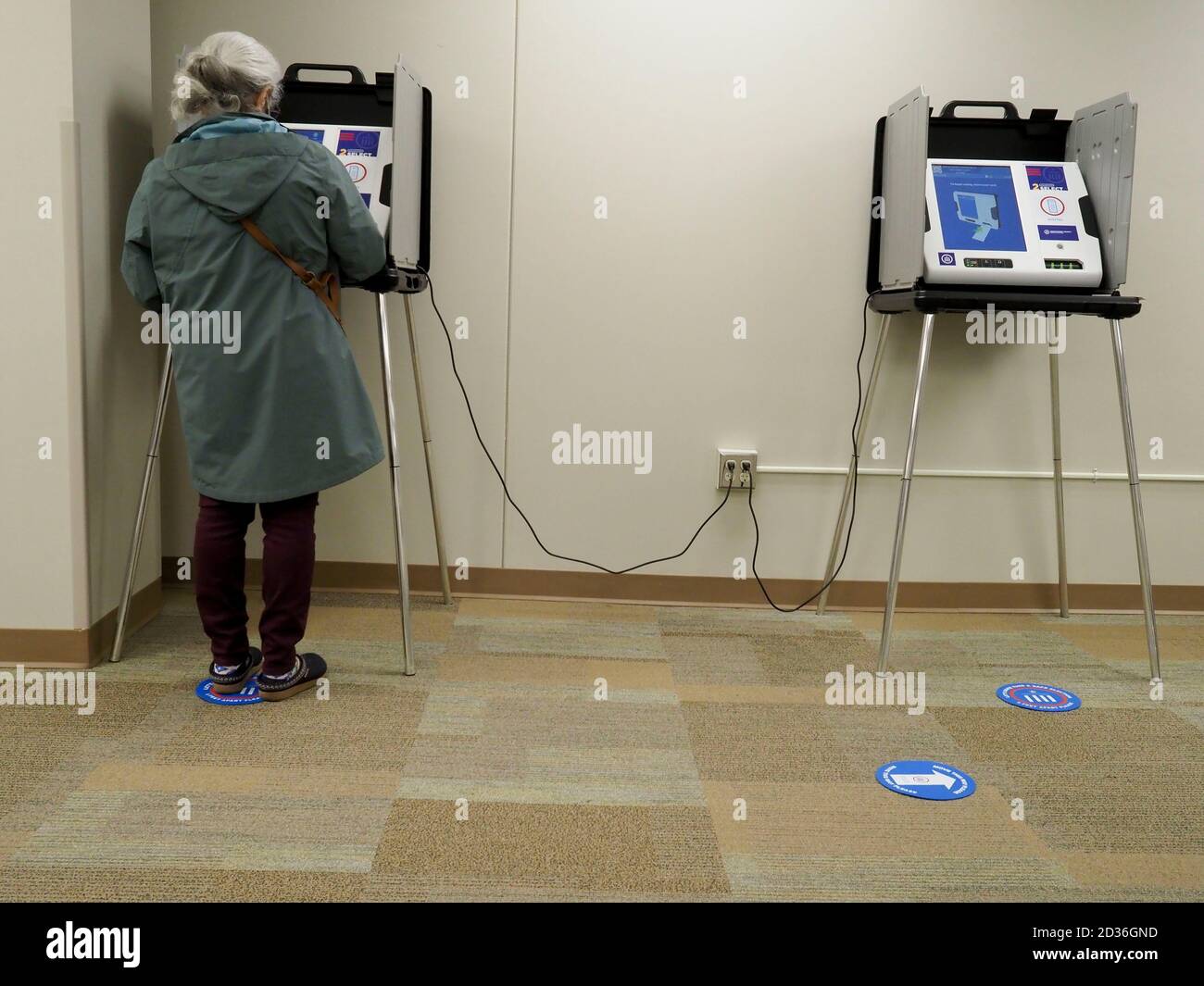 Touch screen voting machines hires stock photography and images Alamy
