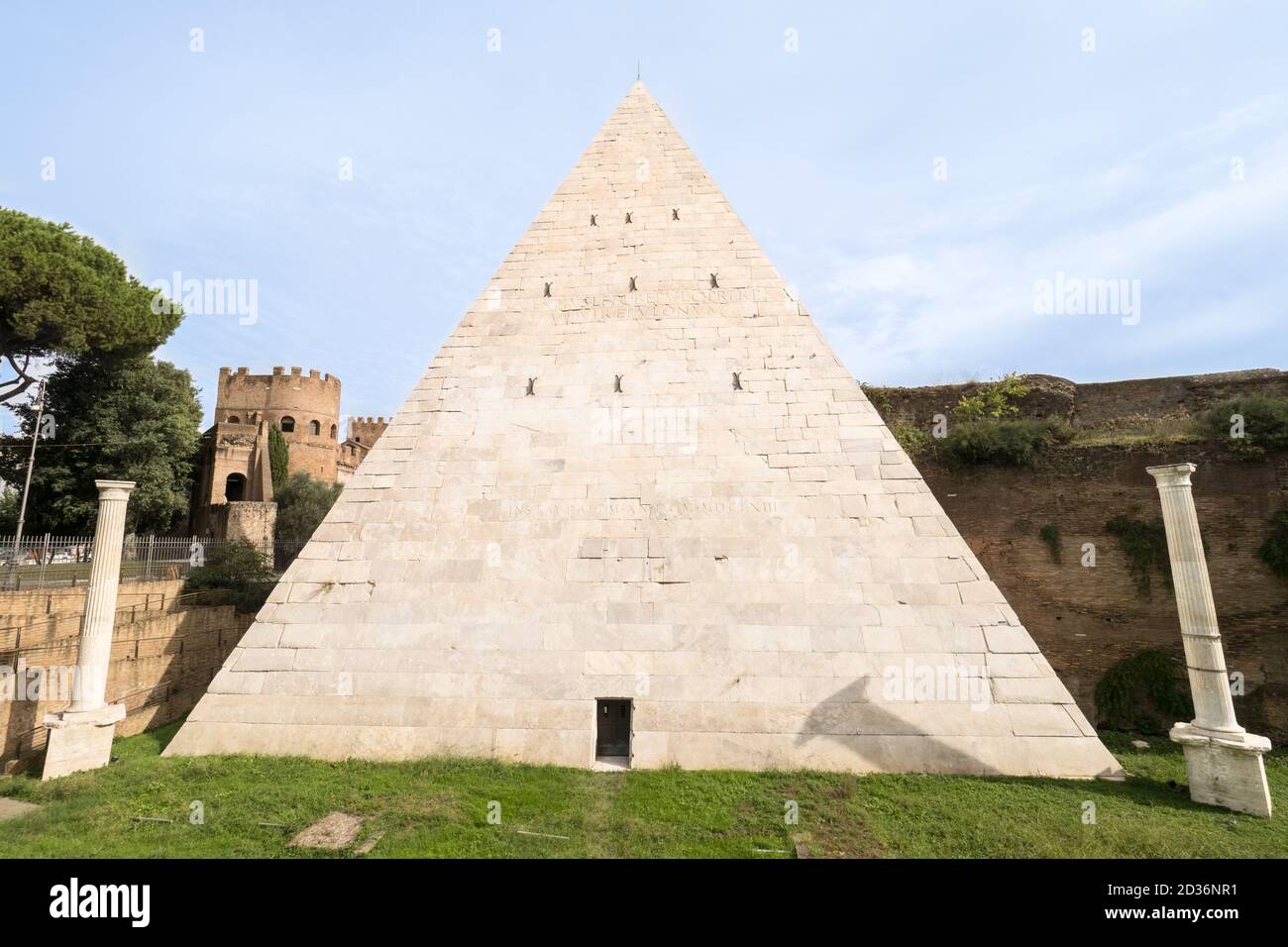 Pyramid of Cestius - Rome, Italy Stock Photo - Alamy