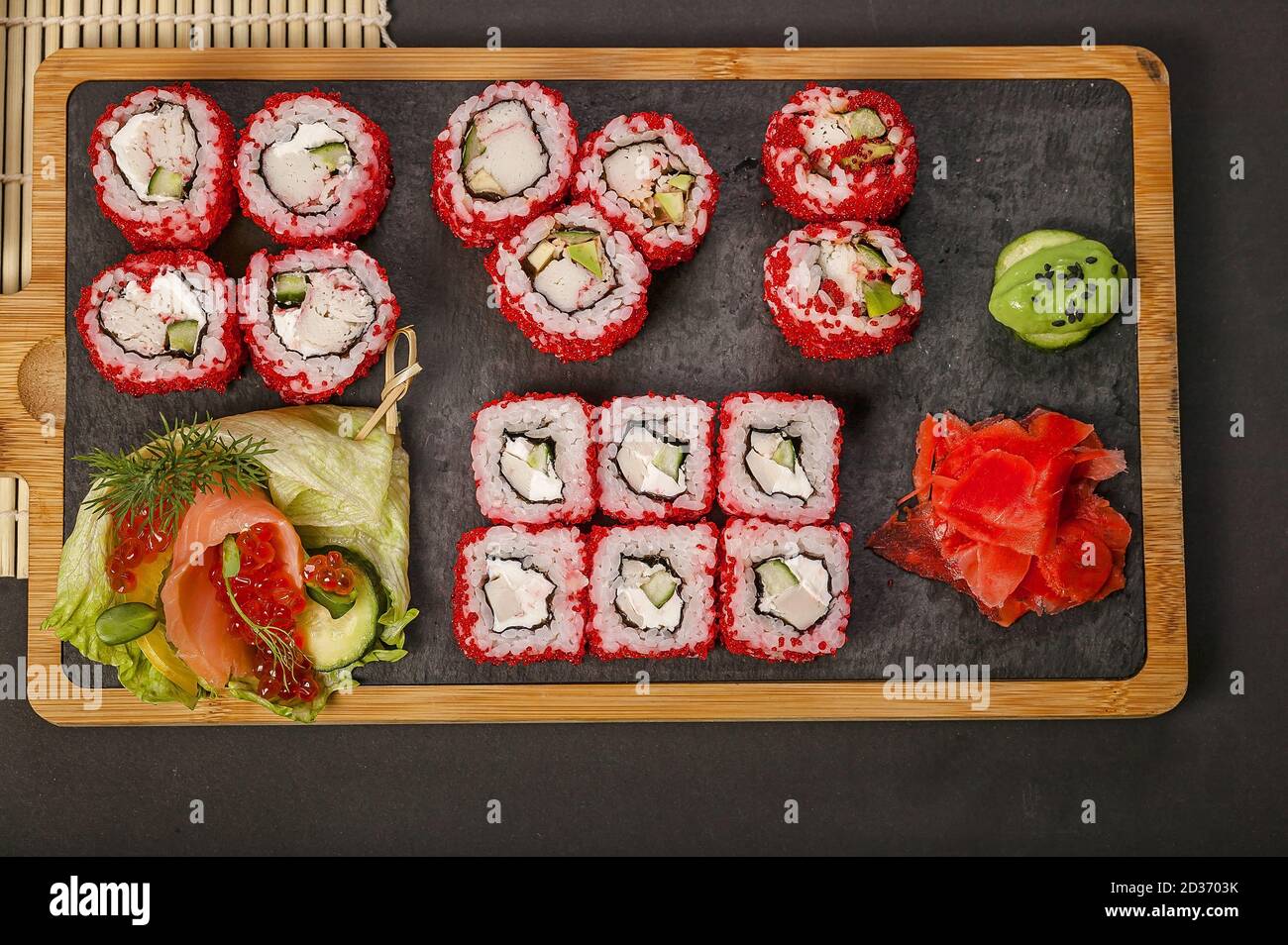 https://c8.alamy.com/comp/2D3703K/japanese-sushi-roll-set-with-red-flying-fish-caviar-pickled-ginger-spicy-wasabi-paste-and-soy-sauce-top-view-2D3703K.jpg