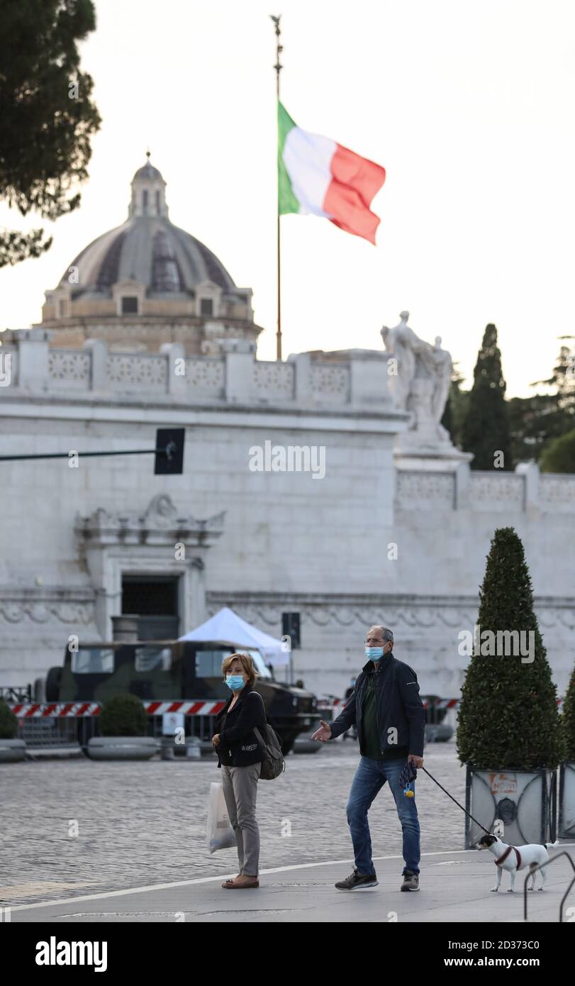Rome, Italy. 6th Oct, 2020. People wearing face masks walk at Piazza