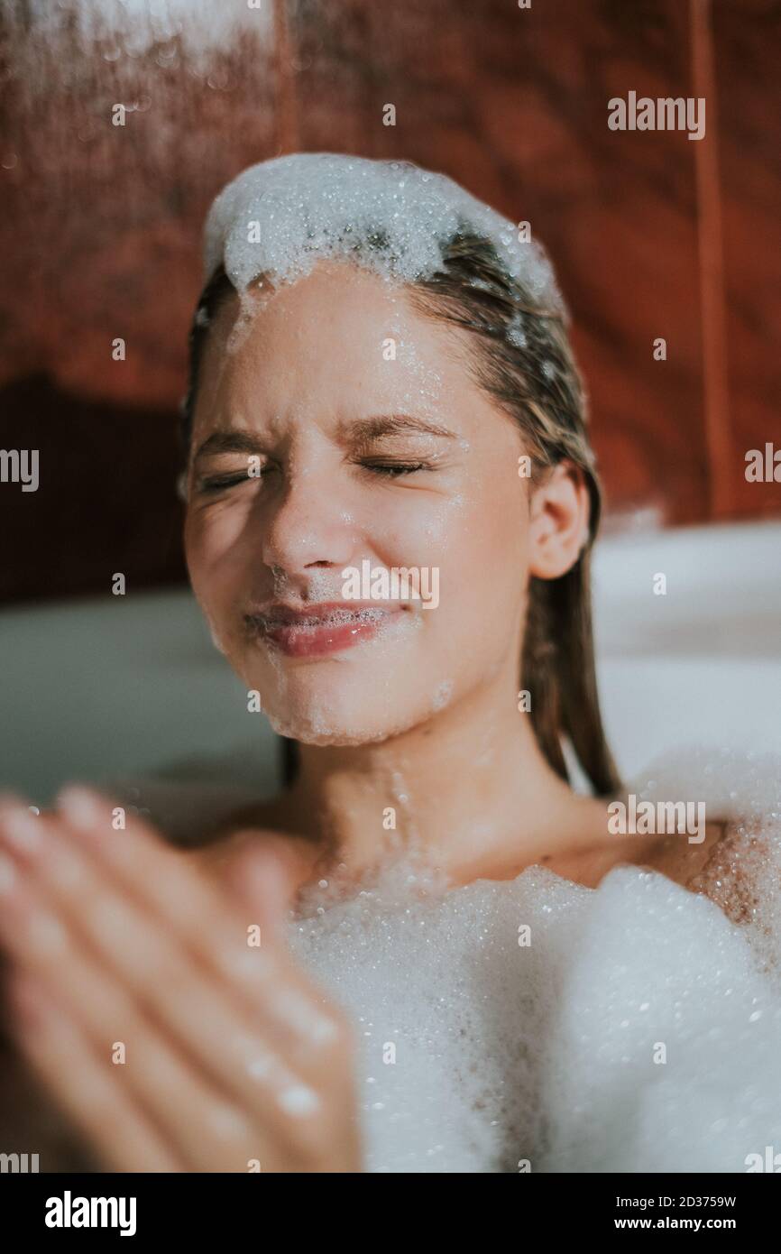 Enjoying a bubble bath hires stock photography and images Alamy