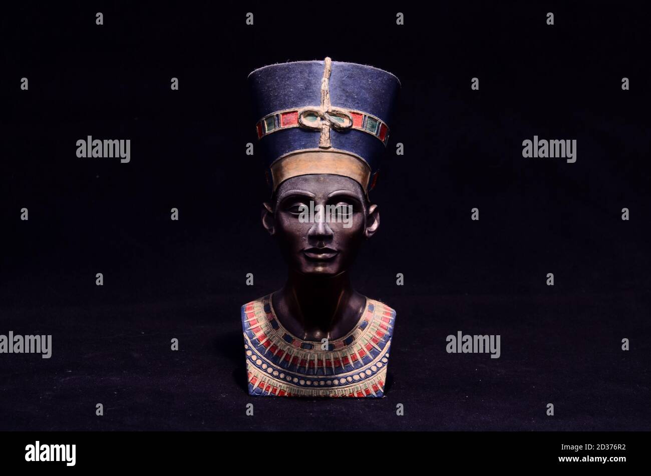 Famous Statuette Bust of Queen Nefertiti Stock Photo Alamy