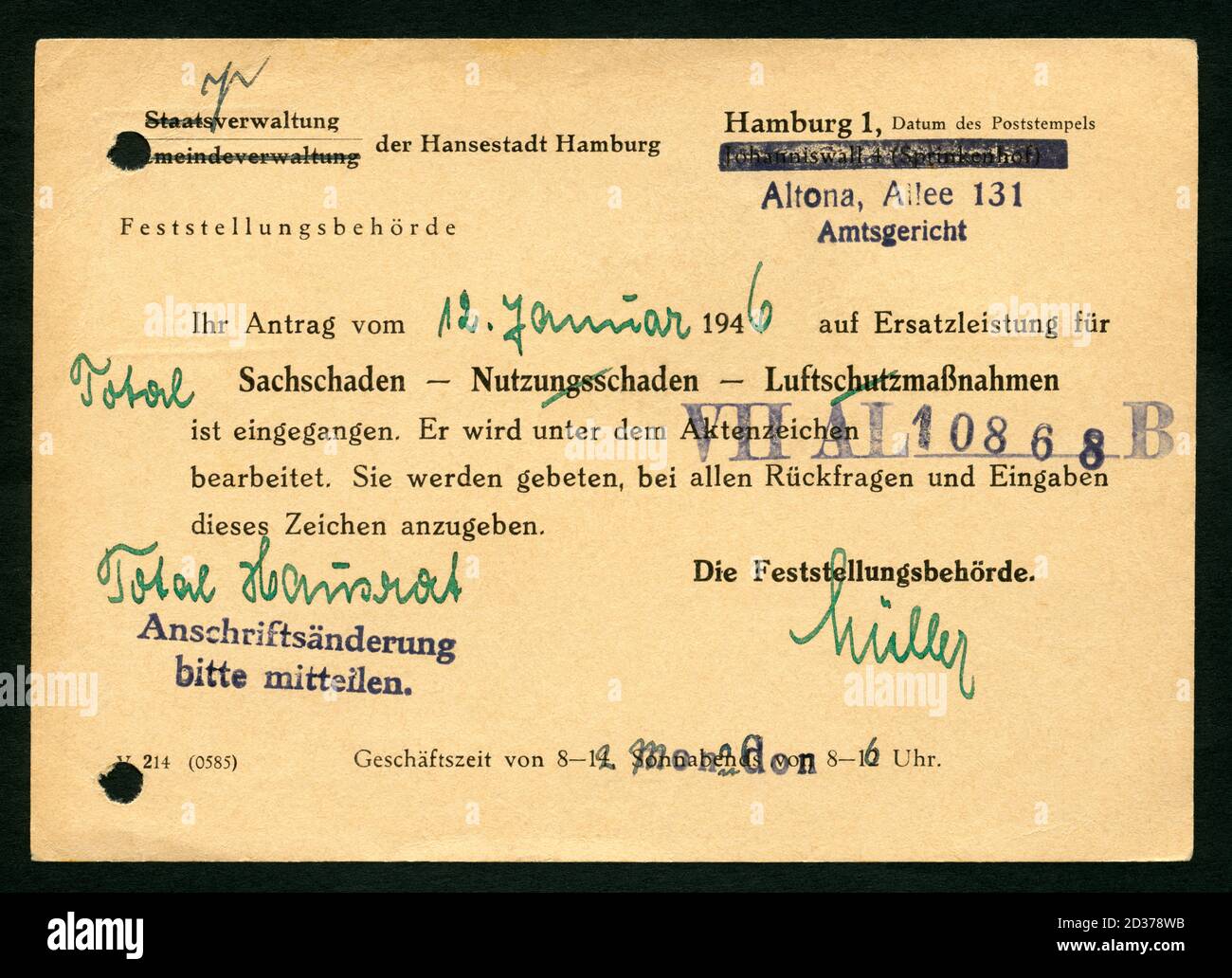 Europa, Deutschland,  Hamburg, Zeit nach dem 2. Weltkrieges, Mitteilung der Feststellungsbehörde  ( Amtsgericht ) über Schäden durch Luftangriffe, Abt. für Sach-u. Nutzungskriegsschäden, hier Total Sachschaden  ( Hausrat ) , vom 12. Januar 1946 , Größe des Dokumentes :  14,5 cm x 10,3 cm .  /  Europe, Germany , Hamburg, time after WW II , document of the local court about damages of the air attacks,  published 12. January 1946 , size of the document :  14,4 cm x 10,3 cm. Stock Photo