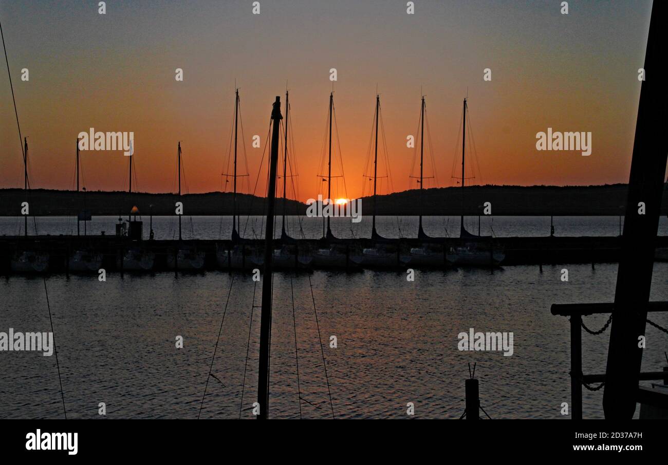 The silhouette of yacht masts against the setting sun Stock Photo - Alamy