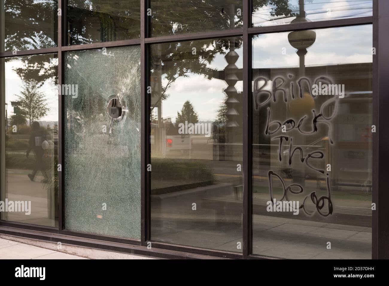 Seattle, USA. 26th Sep, 2020. Late in the day smashed windows and graffiti at an apartment building during a solidarity with protestors across the glo Stock Photo