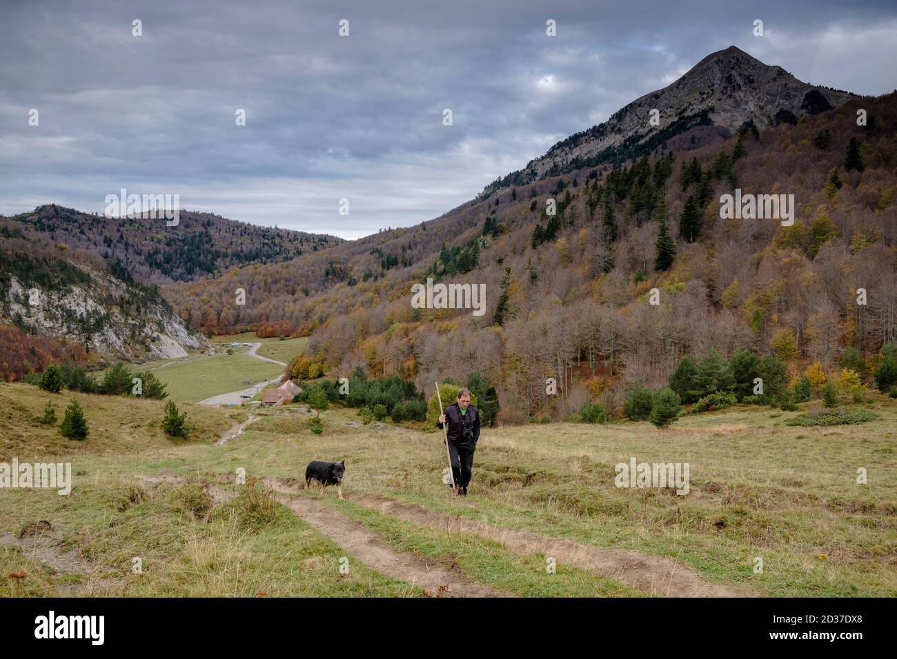 pastor en la loma del Sobrante, refugio de Linza, Parque natural de los Valles Occidentales, Huesca, cordillera de los pirineos, Spain, Europe Stock Photo