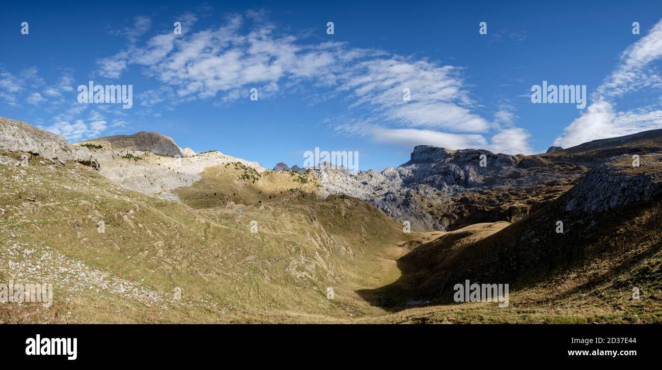 Alto de Budogia (2367 mts), Mesa de los Tres Reyes (2448 mts), Pico Mouscaté (2236 mts), Petrachema-Ansabere (2378 mts), Hoya de la Solana, Parque nat Stock Photo