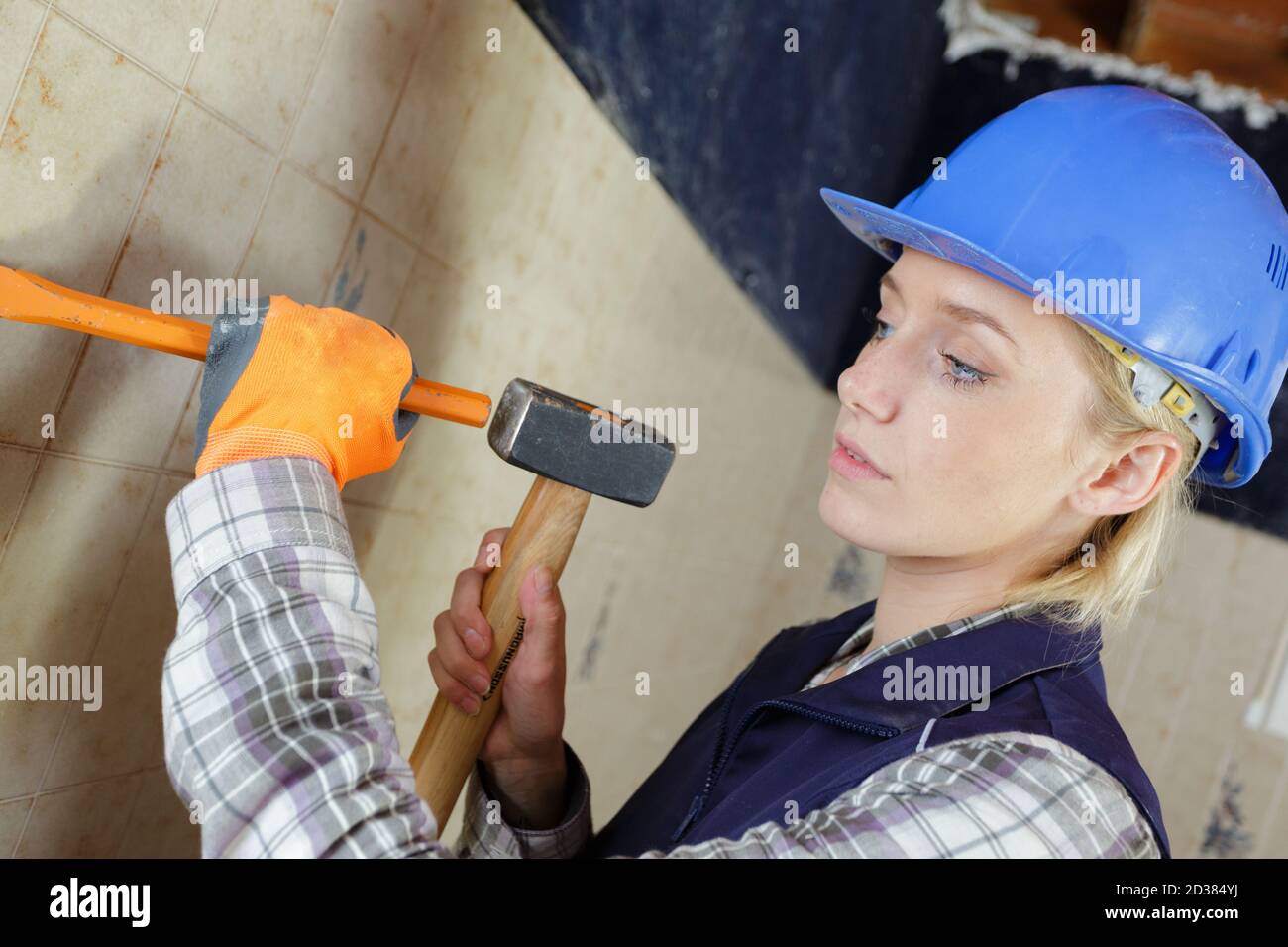 woman hammering nail into wall Stock Photo Alamy