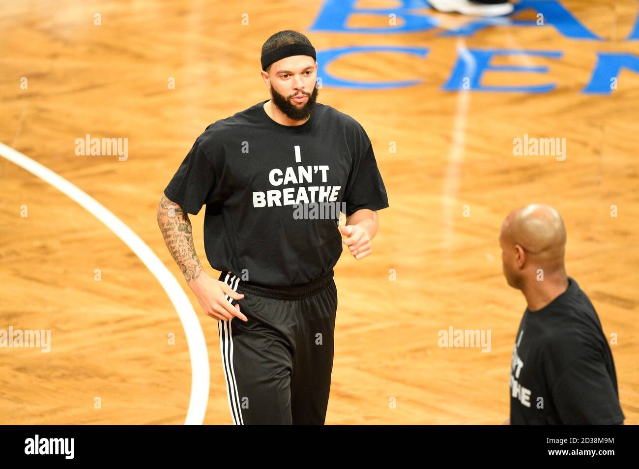 Brooklyn Nets guard Deron Williams (8) wears a "I can't Breathe" t shirt to  honor the fallen Eric Garner as he is introduced before the start of the g  Stock Photo -