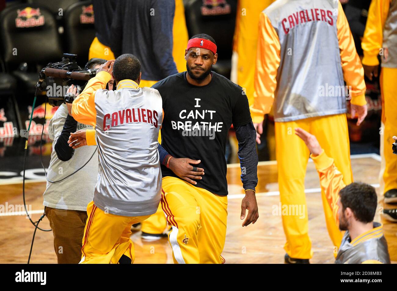 Cleveland Cavaliers forward LeBron James wears a I can't Breathe t shirt  to honor the fallen Eric Garner as he is introduced before the start of the  Stock Photo - Alamy