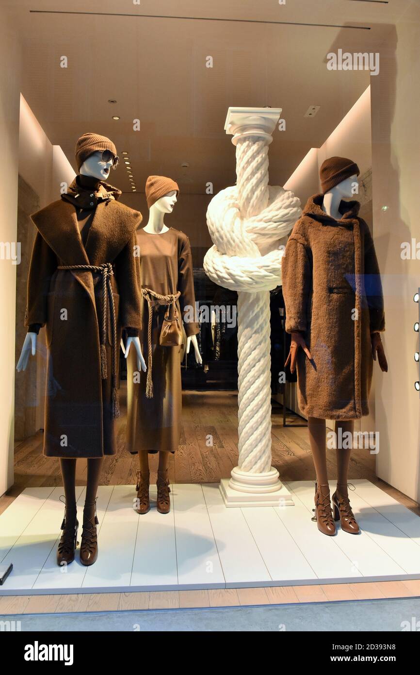 A SHOWCASE OF MAXMARA FASHION BOUTIQUE IN CONDOTTI STREET Stock Photo ...