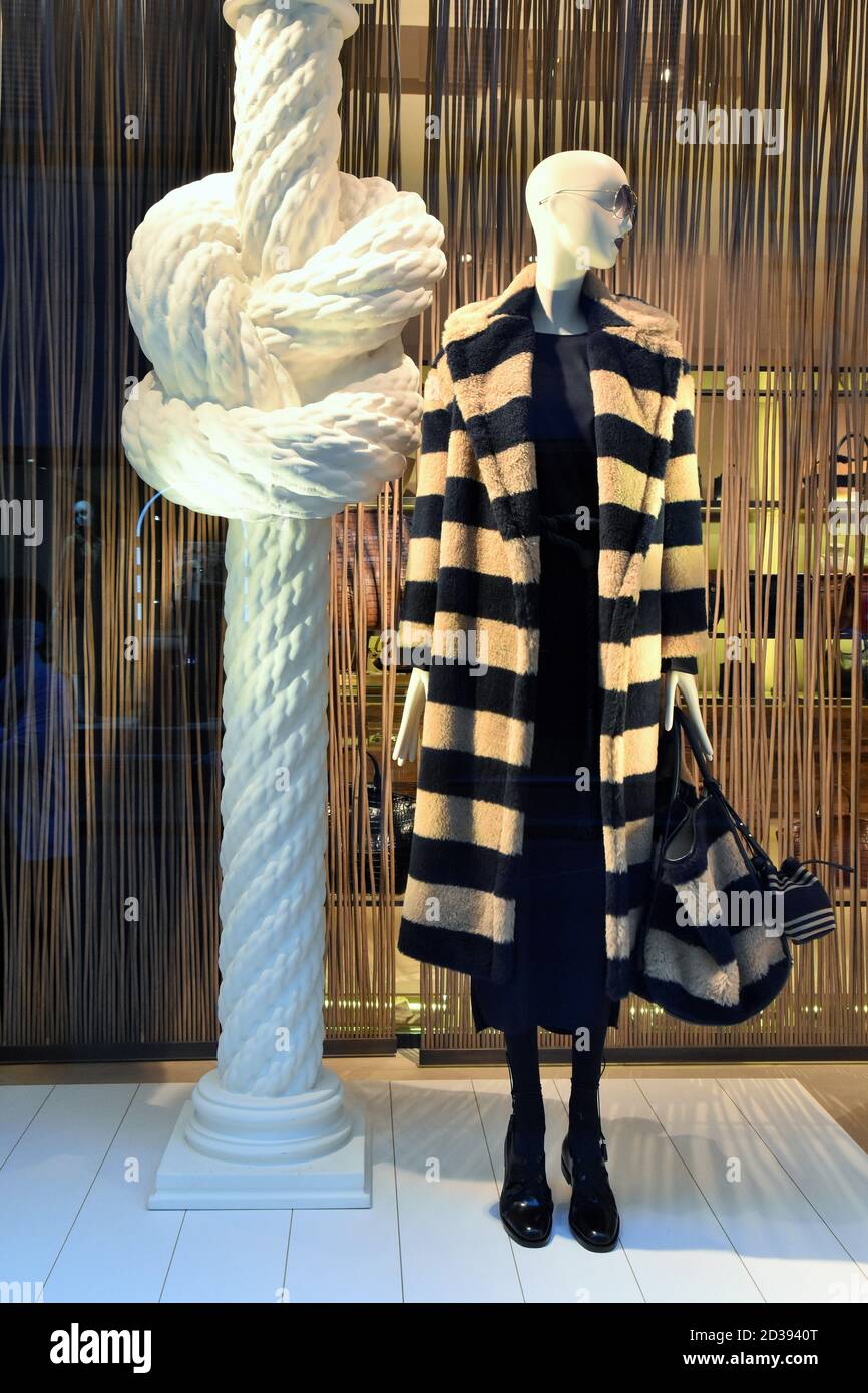 A SHOWCASE OF MAXMARA FASHION BOUTIQUE IN CONDOTTI STREET Stock Photo ...