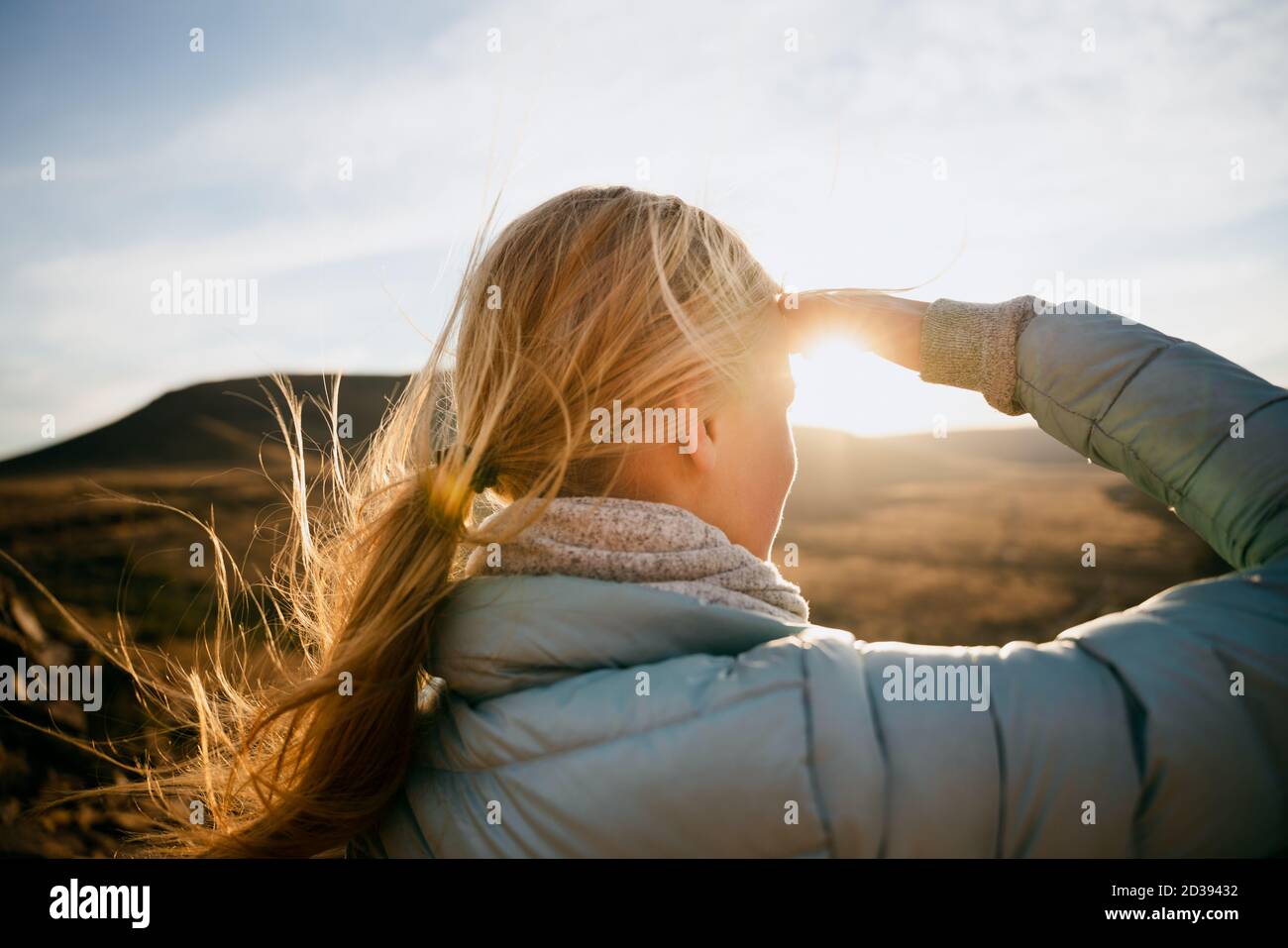 Back view caucasian female hiker hi-res stock photography and images ...