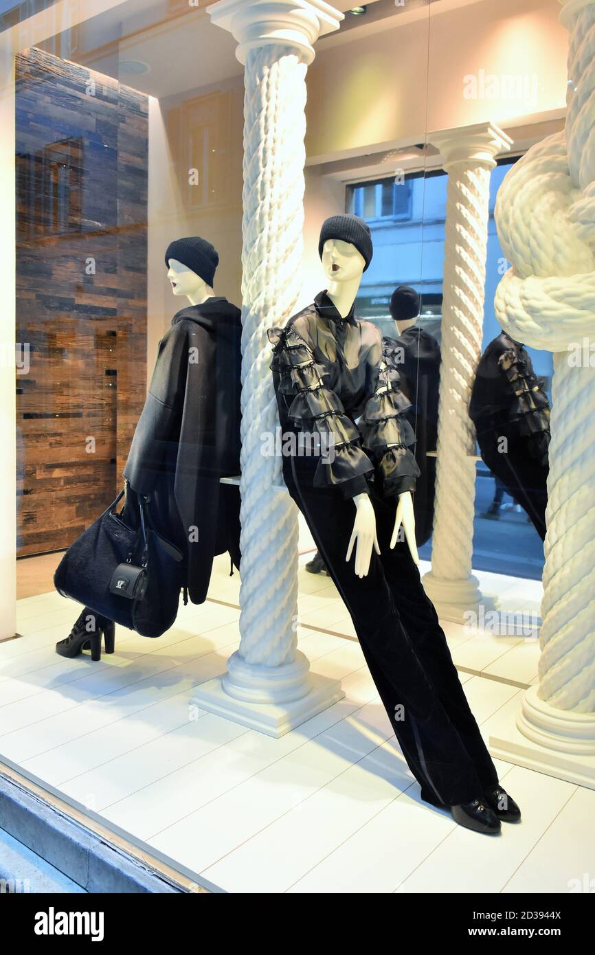 A SHOWCASE OF MAXMARA FASHION BOUTIQUE IN CONDOTTI STREET Stock Photo ...