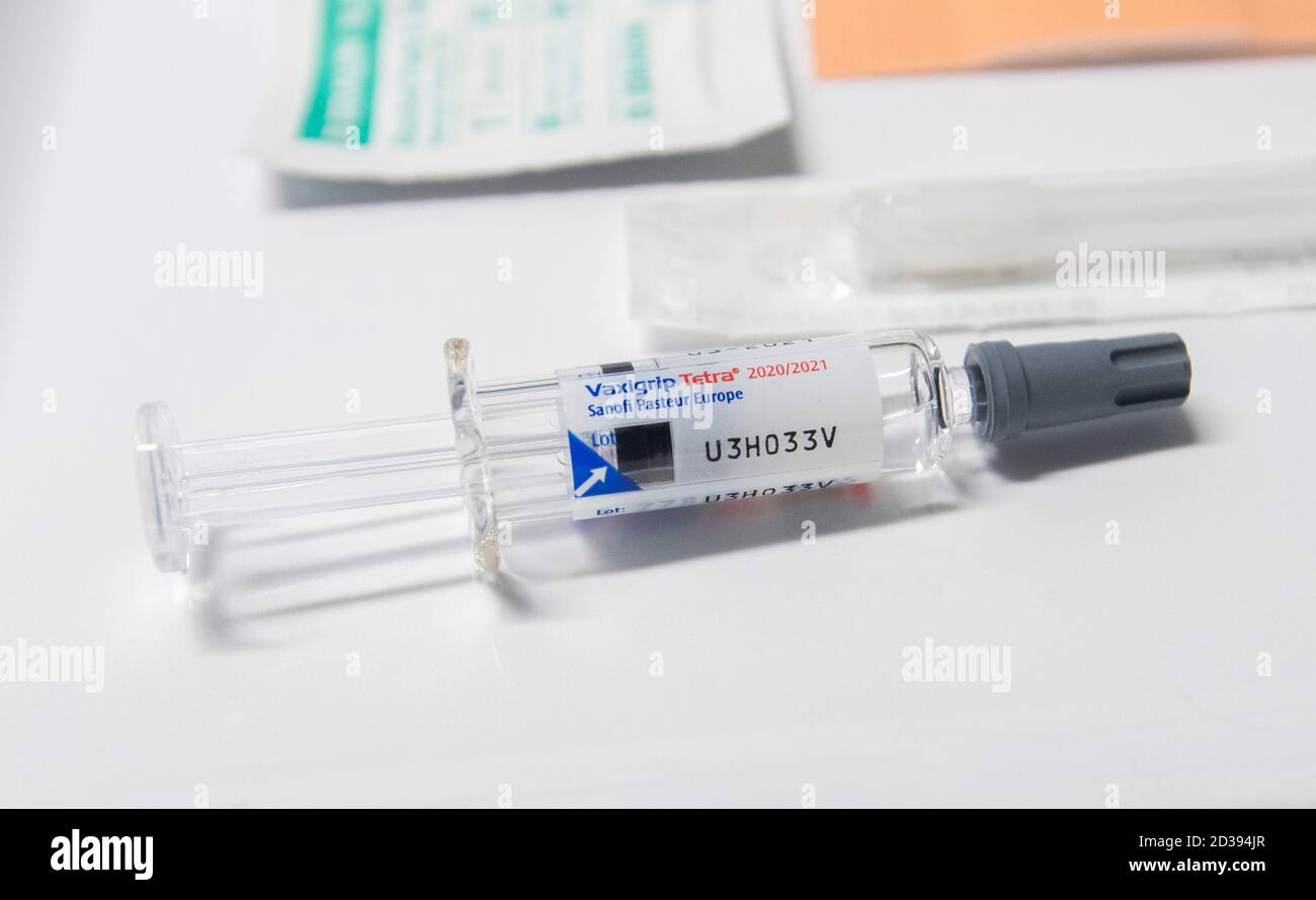 Hanover, Germany. 08th Oct, 2020. A syringe containing the influenza  vaccine Vaxigrip Tetra from Sanofi Pasteur is located in the Lower Saxony  State Chancellery. Credit: Julian Stratenschulte/dpa/Alamy Live News Stock  Photo -