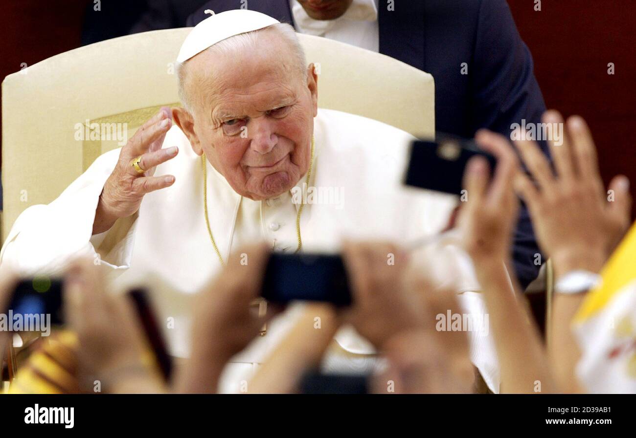 Pope John Paul II waves to the faithful during his Sunday Angelus prayer at his summer residence in Castelgandolfo, south of Rome, August  22, 2004. Stock Photo