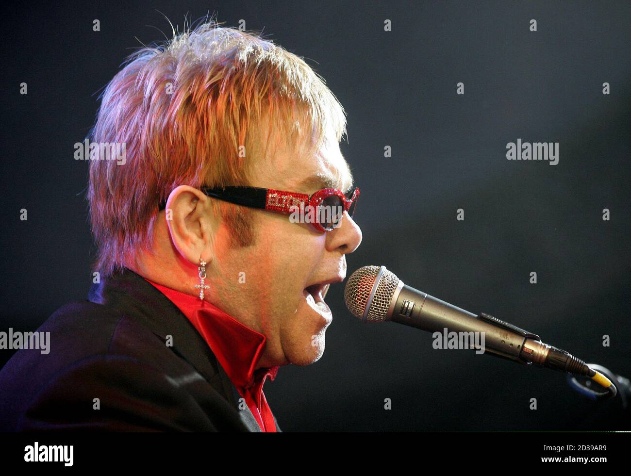 Elton John performs during a VIP party celebrating the launch of his 'Dream Ticket' DVD collection at Caesars Palace hotel and casino in Las Vegas, Nevada October 24, 2004. The four DVD collection is seven hours long, with more than 70 songs and never-before-seen concert material and behind-the scenes footage. Stock Photo