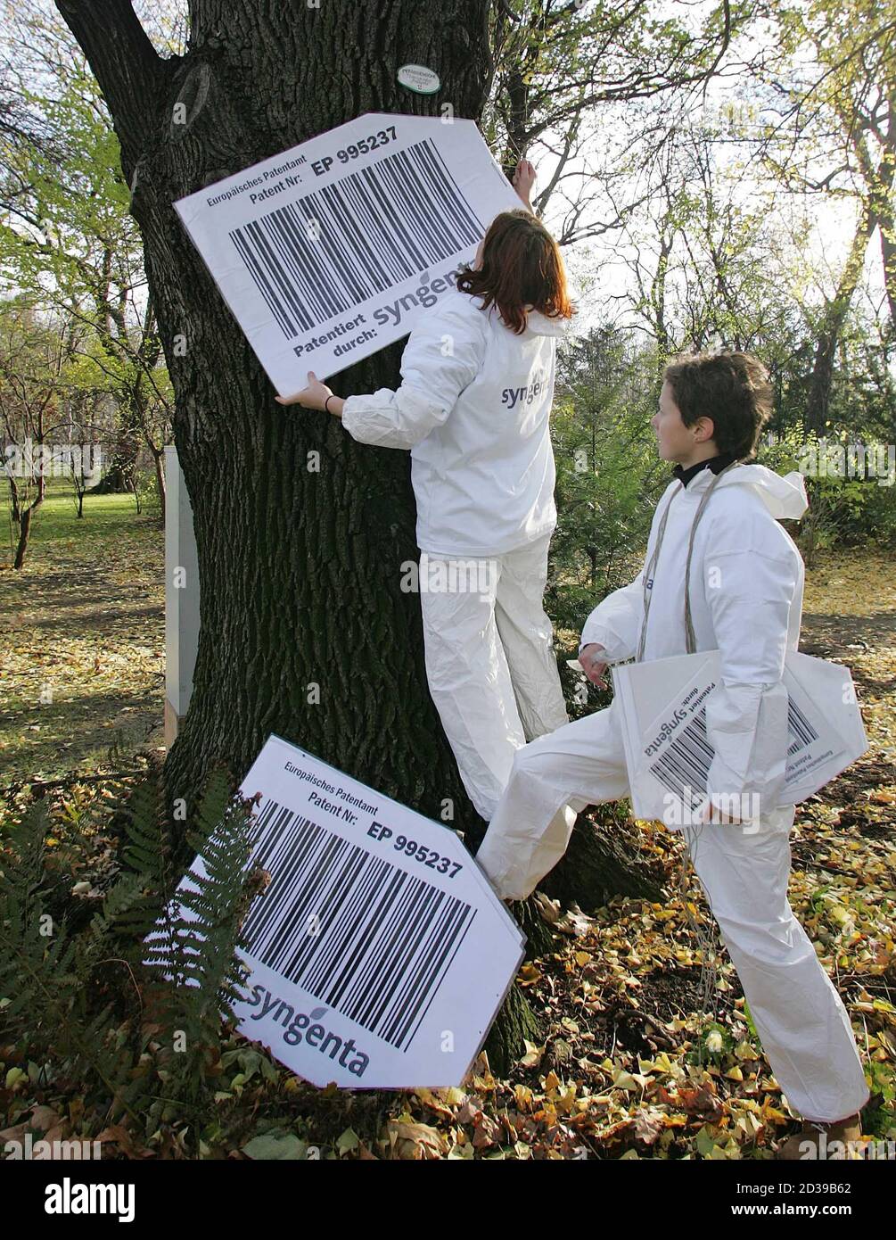 Die 'Plattform gegen Biopatente' protestierte heute, am 23. November 2004, in Wien gegen die Umsetzung der EU-Biopatentrichtlinie in oesterreichisches Recht. Entlang der Wiener Ringstrasse und im Rathauspark wurden symbolisch Baeume und Straeucher mit Strichcodes als von Biotech-Konzernen patentiert markiert. REUTERS/Heinz-Peter Bader REUTERS  HPB/ Stock Photo