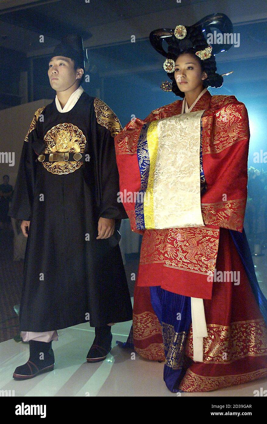South Korean models present Lee Dynasty's royal wedding attire during a  traditional costume "Hanbok" fashion show in Seoul August 20, 2001. YUN/CP  Stock Photo - Alamy