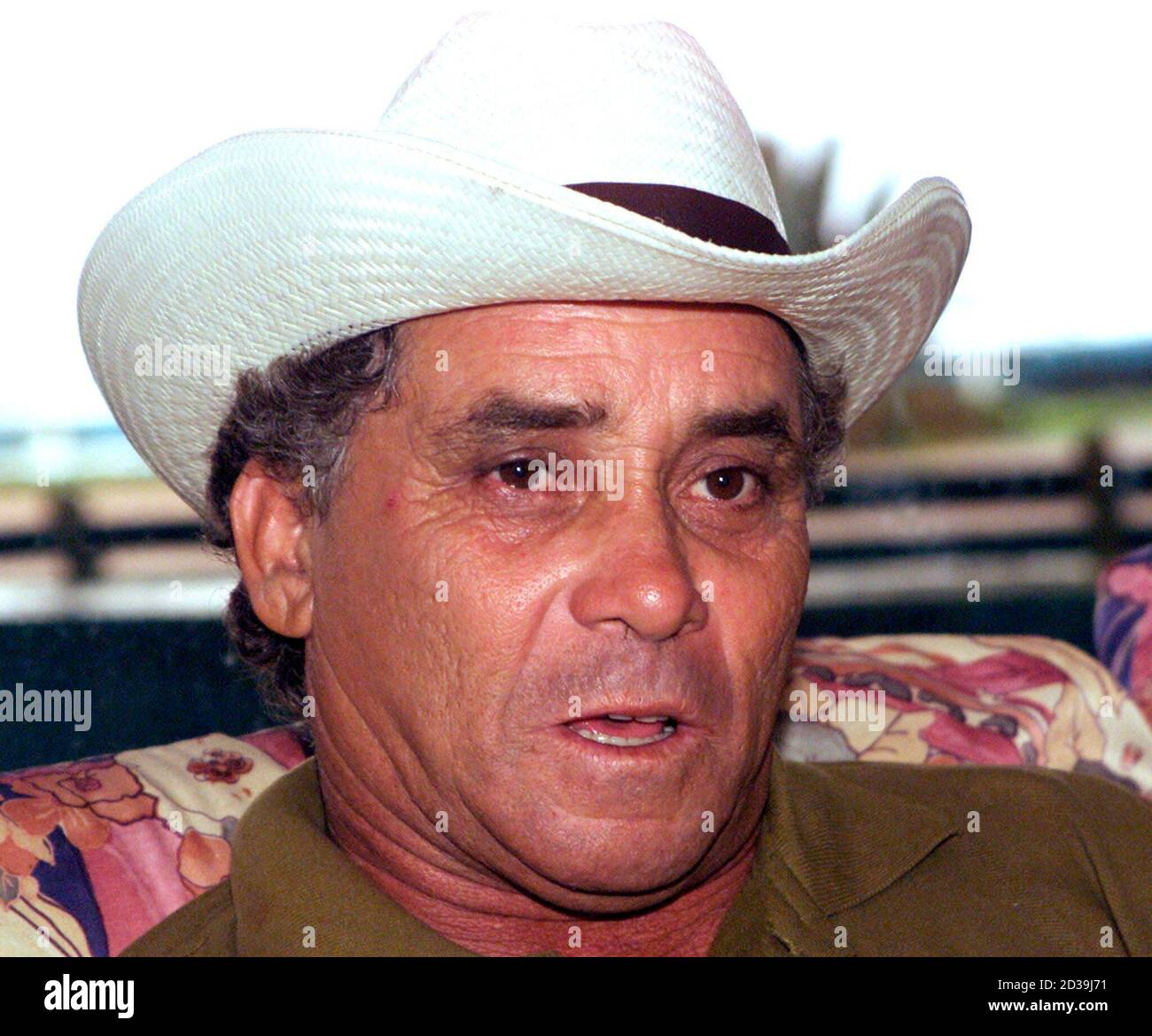 Cuban singer Polo Montanez Pole talks about his latest release "Guitarra  Mia" in Havana May 24, 2002. REUTERS/Rafael Perez RP/SV Stock Photo - Alamy