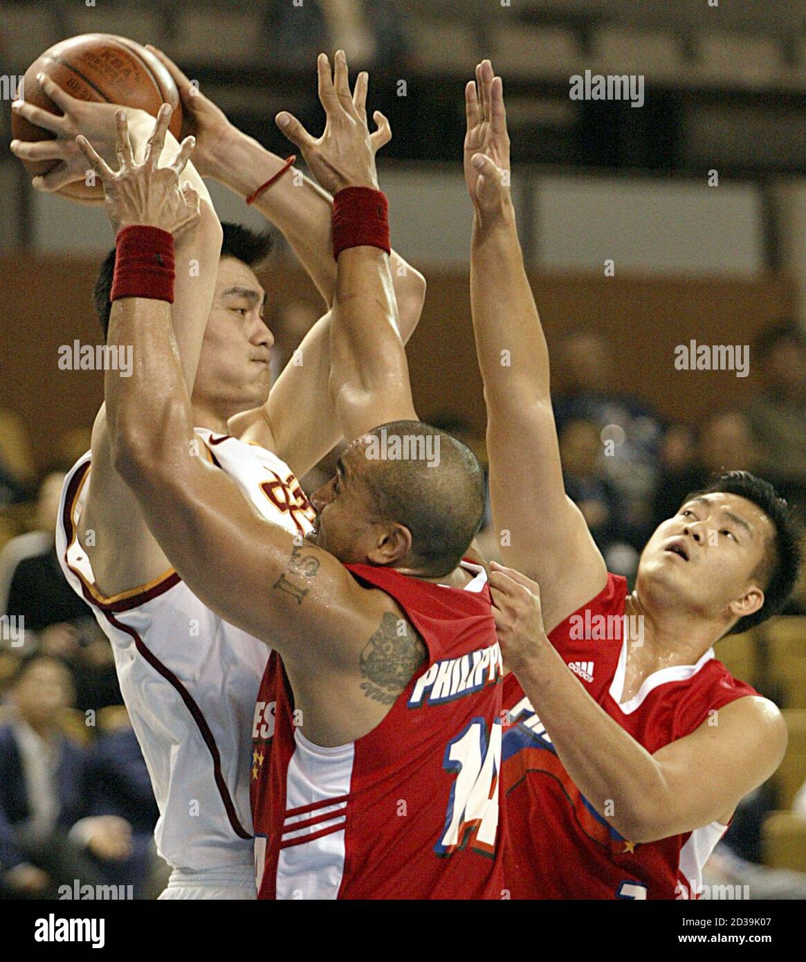 PHILIPPINES' ESPINO AND TAULAVA DEFEND AGAINST CHINA'S YAO MING DURING  ASIAN GAMES BASKETBALL IN PUSAN Stock Photo - Alamy