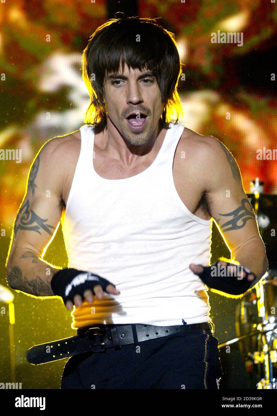 Red Hot Chili Peppers singer Anthony Kiedis performs during the first of two sold-out shows at The Joint inside Hard Rock Hotel & Casino in Las Vegas, Nevada, December 30, 2002. The rock band will embark on a European tour in January to promote the platinum-selling album 'By The Way.' The group also plans to reissue remastered versions of their first four albums on Jan. 28 with previously unreleased bonus tracks. BEST QUALITY AVAILABLE REUTERS/Ethan Miller  EM/SV Stock Photo