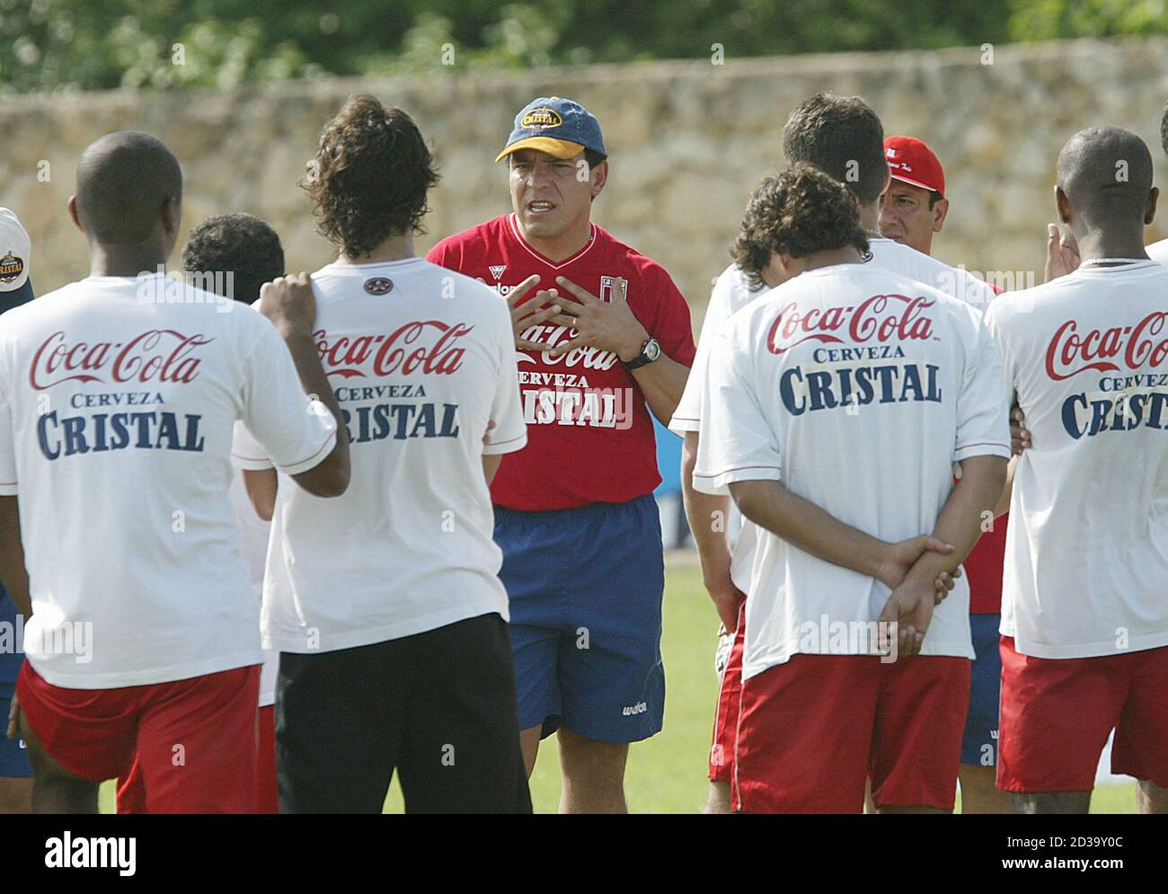 Peru S Coach Freddy Ternero Gives Instructions To Players During A Training Session In Barranquilla June 3 2005 Peru Will Face Colombia On June 4 For World Cup Qualifying Matches Reuters Eduardo Munoz Ea Ks