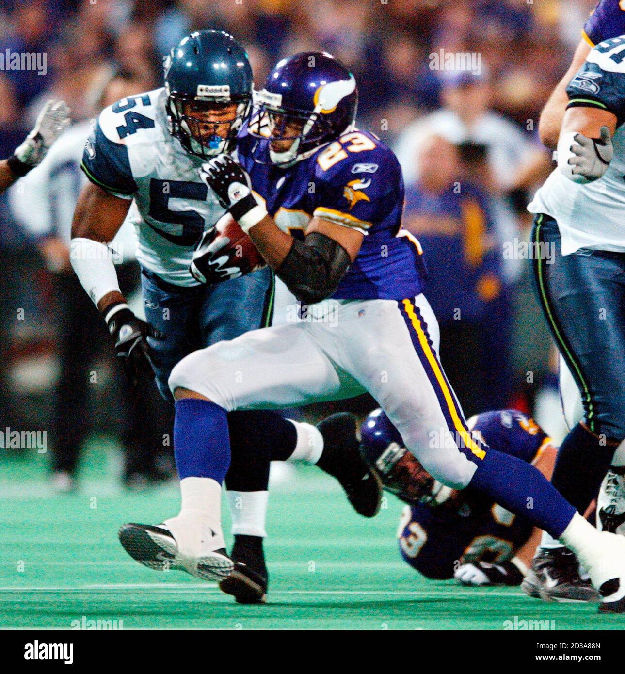 minnesota-vikings-michael-bennett-23-runs-past-seattle-seahawks-linebacker-dd-lewis-54-for-a-first-down-during-the-third-quarter-of-their-nfl-game-in-the-metrodome-in-minneapolis-december-7-2003-minnesota-won-the-game-34-7-reuterseric-miller-emgac-2D3A88N.jpg