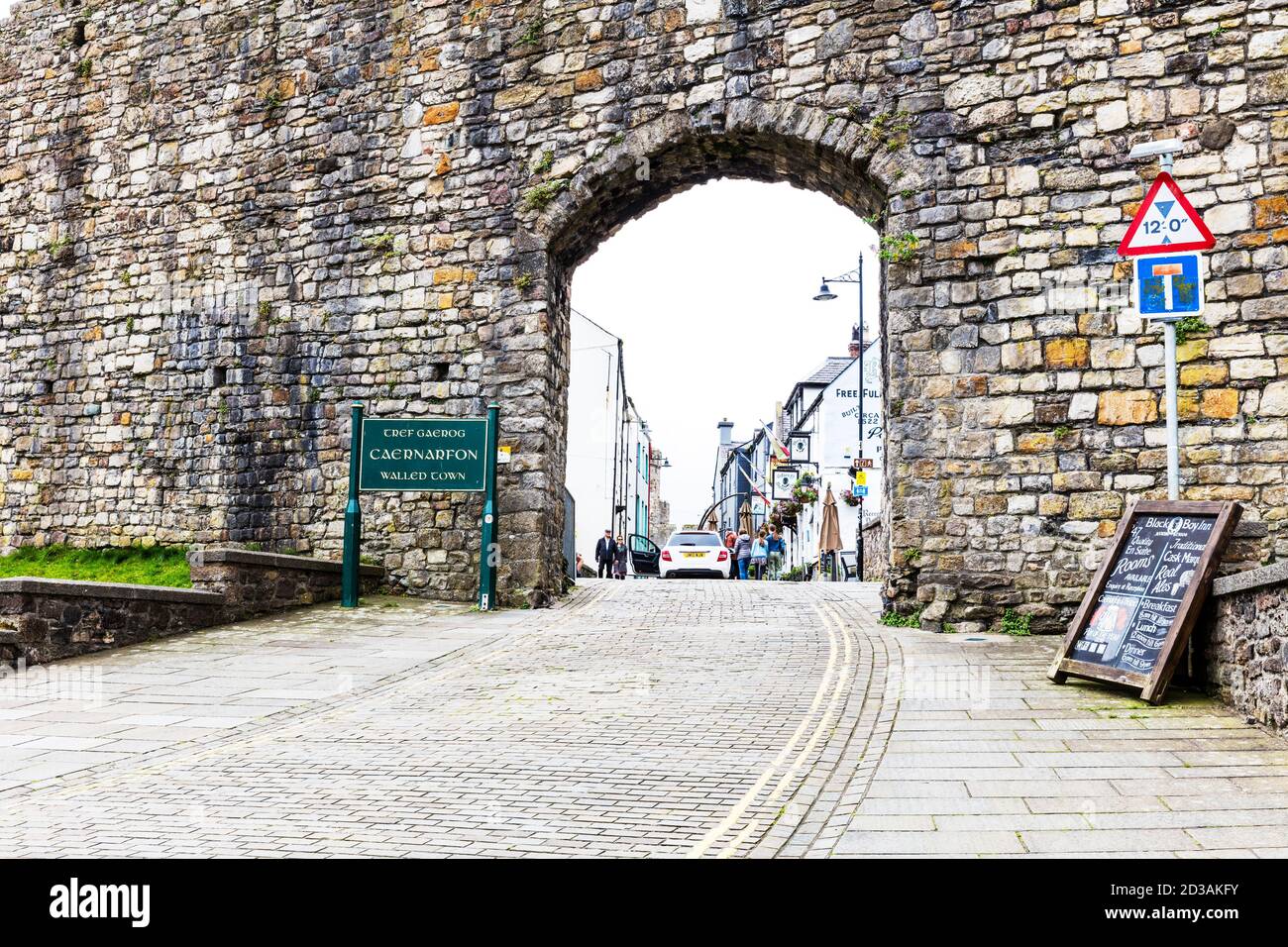 Caernarfon castle walls, Caernarfon town, Wales, UK, Caernarfon town walls, arch in wall, wall arch, Caernarfon Wales, walled town, walled towns, wall Stock Photo