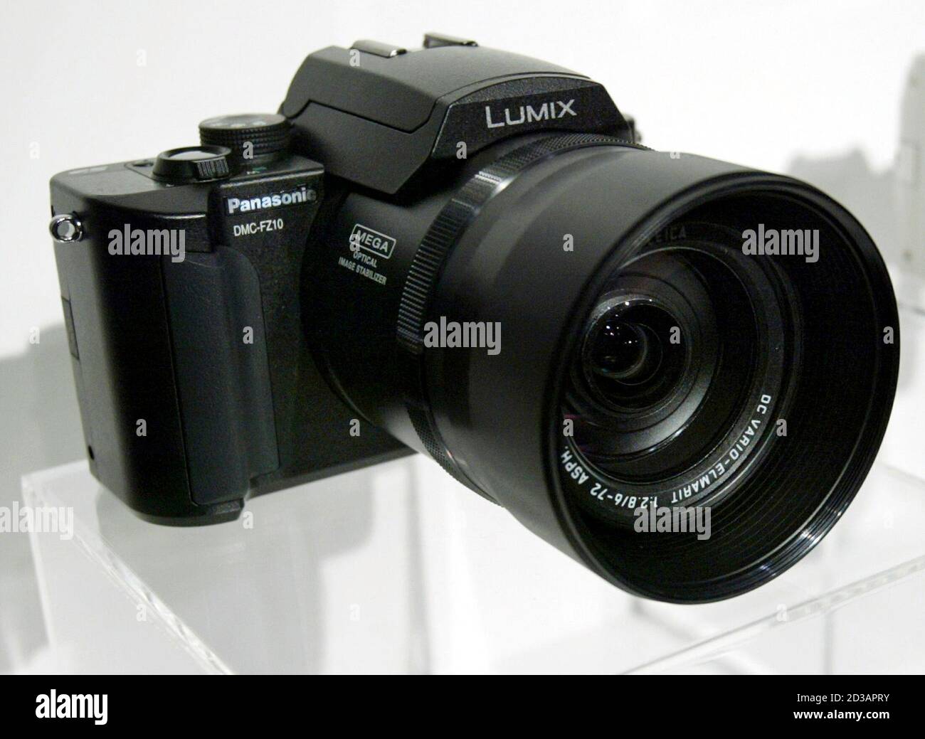 het doel Relatieve grootte omvatten The new Panasonic LUMIX digital still camera, DMC-FZ-10, integrating Leica  Camera AG's technology with Panasonic's digital video technology, is  unveiled in Tokyo October 2, 2003. Featuring a four-megapixel CCD, optical  image stabiliser,