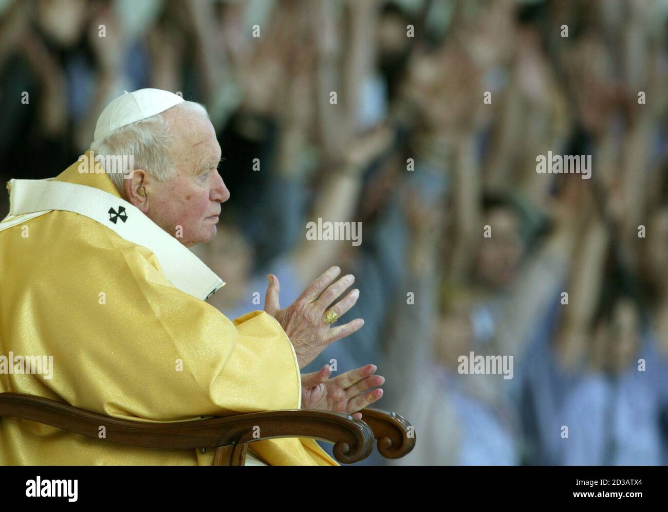 Pope John Paul II celebrates mass in the Allmend park in Berne June 6,  2004. [The 84-year-old pontiff read mass in a relatively clear voice to  more than 70,000 faithful during his