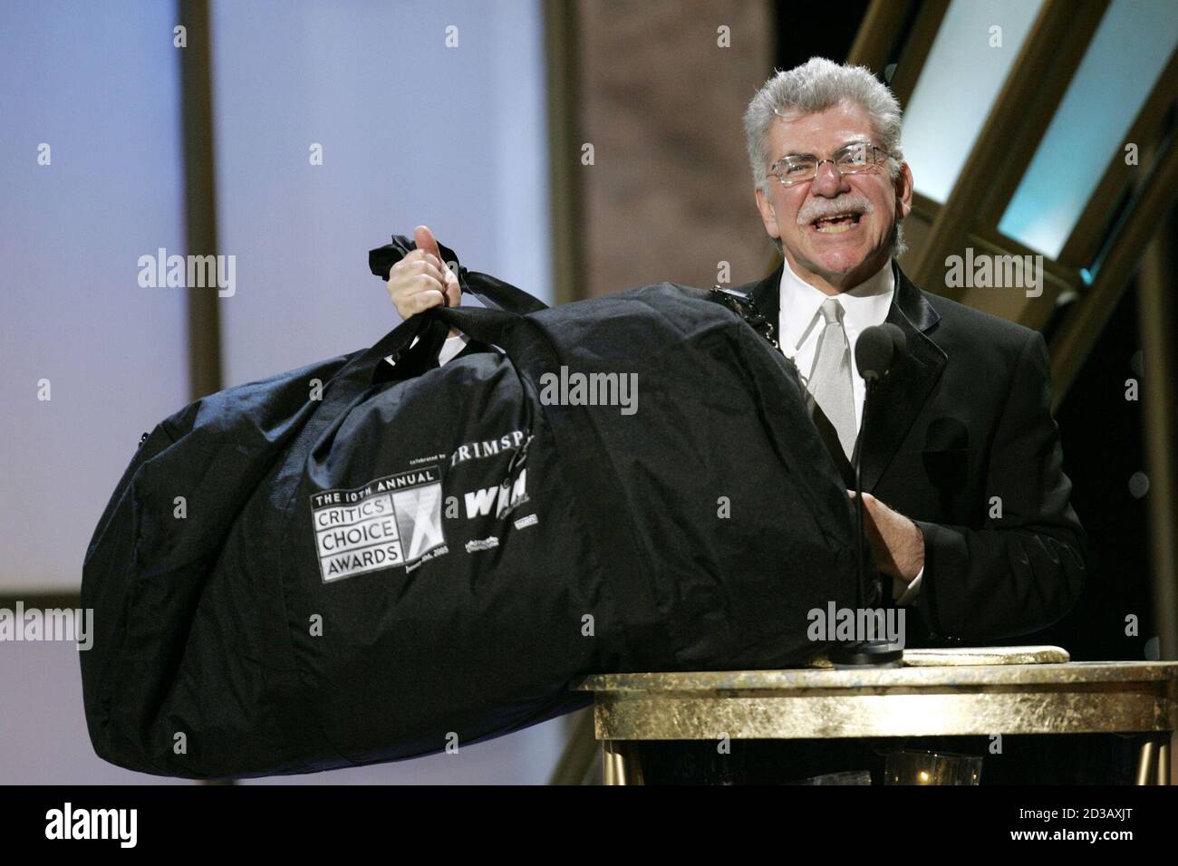 Film critic Joel Siegel holds a celebrity gift bag during the 10th Annual Critic's Choice Awards at the Wiltern Theater in Los Angeles, California January 10, 2005. Organisers of the awards and celebrities are signing their gift bags, which will be used to raise funds for victims of the December 26 Asian tsunami. REUTERS/Robert Galbraith  SSM/FA Stock Photo