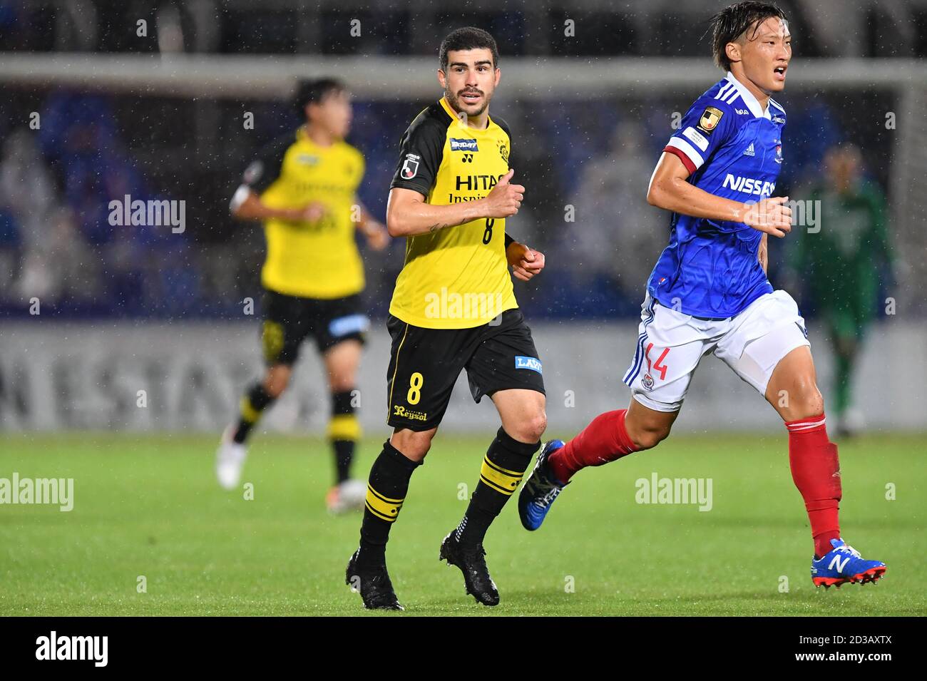Richardson (8) of Kashiwa Reysol and Shinnosuke Hatanaka of of Yokohama ...