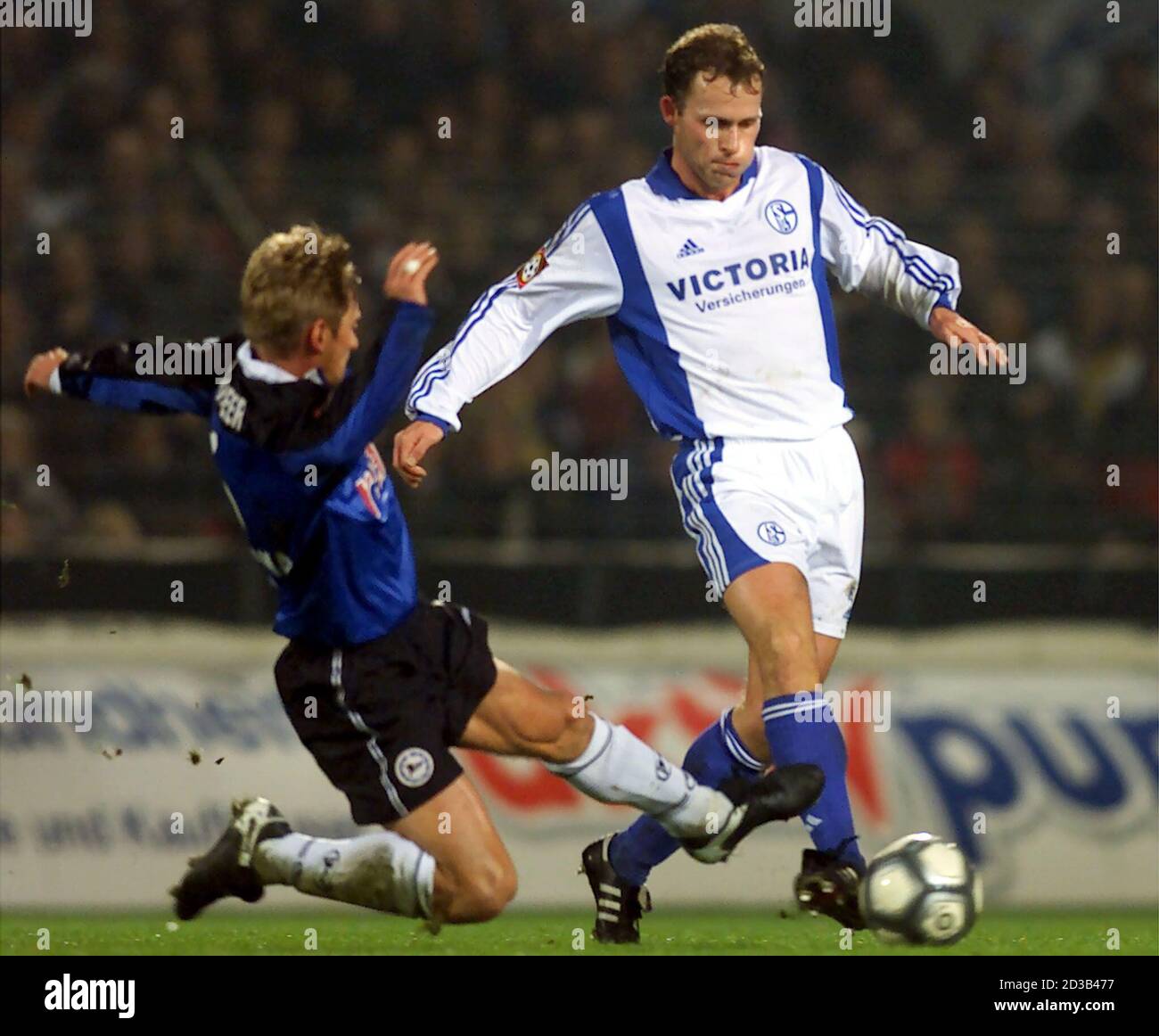 Arminia Bielefeld's Detlev Dammeier (L) tackles Schalke 04 Niels Oude  Kamphuis (R) from the Netherlands during the second round of the German  Soccer Cup in Bielefeld, November 27, 2001. REUTERS/Ina Fassbender INA/CRB