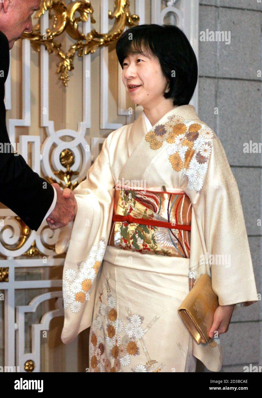 Japanese Princess Sayako, the only daughter of the Japanese emperor,  reportedly set to marry a commoner and leave the imperial family, is  welcomed on arrival in a Japanese kimono at Akasaka state