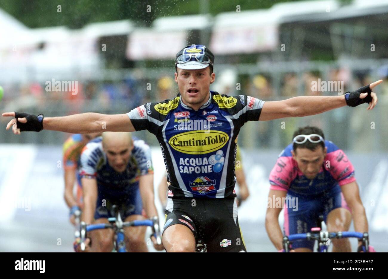 Italian Danilo Di Luca (C) of the Cantina Tollo team raises his arms  followed by Gilberto Simoni (R) of the Lampre team and Stefano Garzelli (L)  of the Mapei team, after they