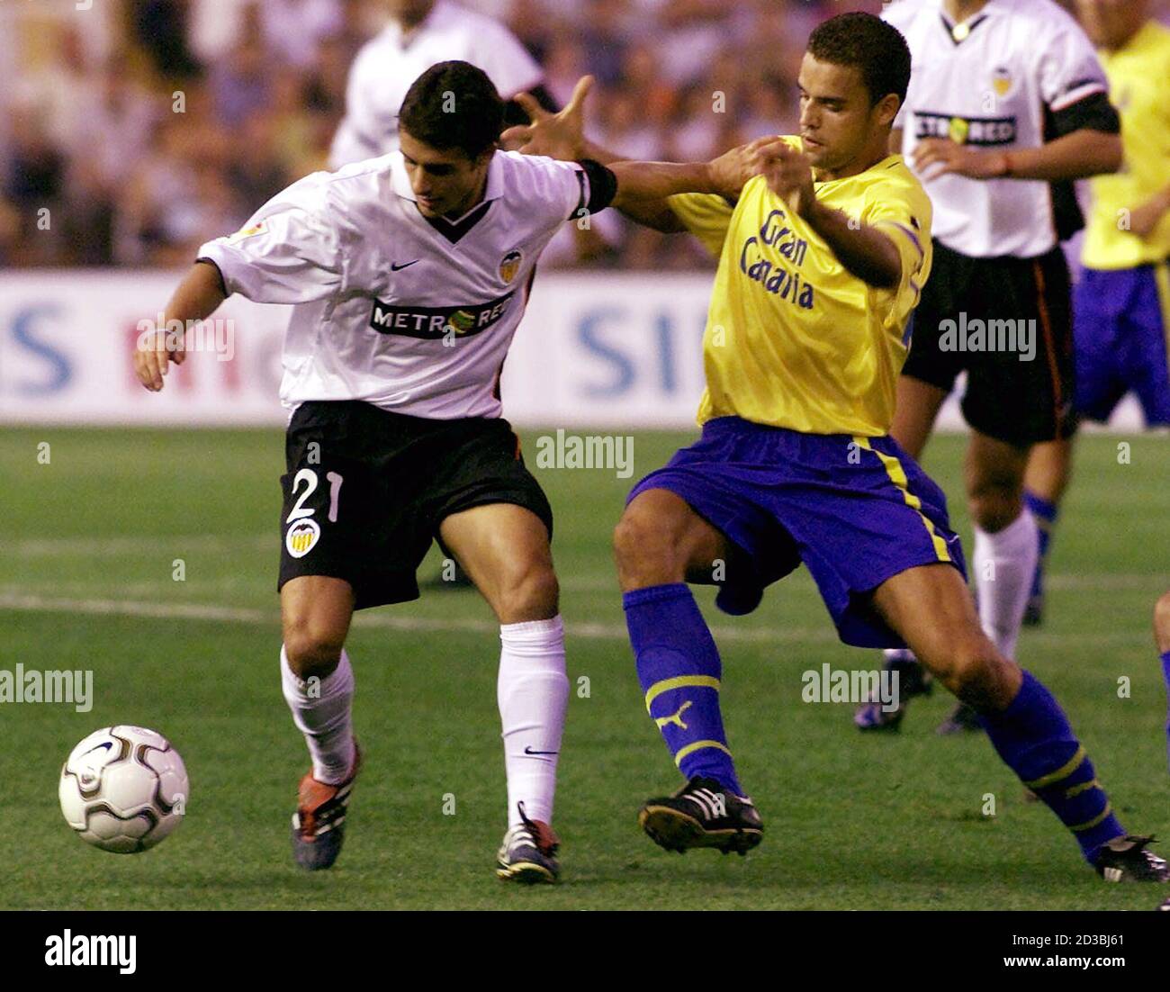 Valencia's Argentine Pablo Aimar (L) and Las Palmas' Koldo Sarasua dispute  the ball during their Spanish First Division match in Valencia September  16, 2001. REUTERS/Heino Kalis DB/AA Stock Photo - Alamy