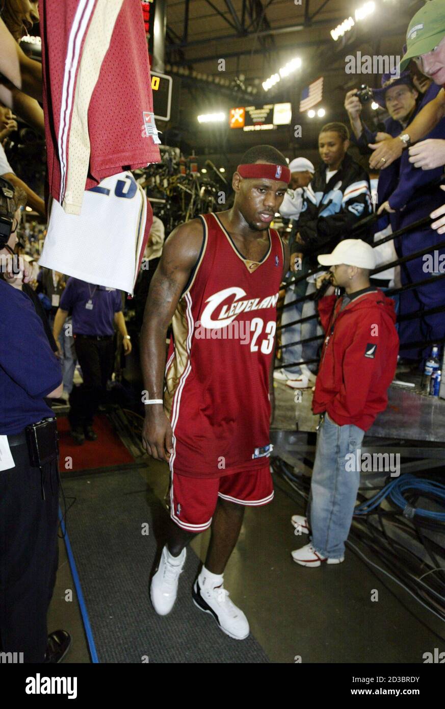 Cleveland Cavaliers' LeBron James (23) leaves the court after scoring 25  points in a 106-92 loss to the Sacramento Kings during his NBA debut in  Sacramento, California October 29, 2003. The 18-year-old