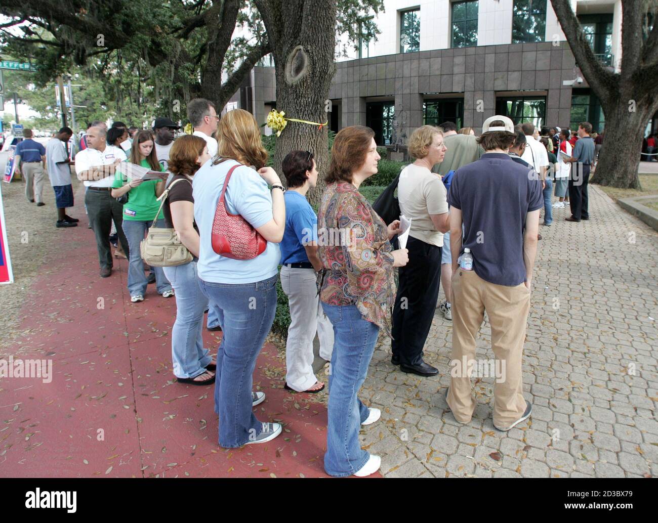 The early voting line wraps around three sides of the Leon County Courthouse in Tallahassee, Florida November 1, 2004. Voters secured their votes in the state of Florida by voting early. REUTERS/Mark Wallheiser  MW Stock Photo