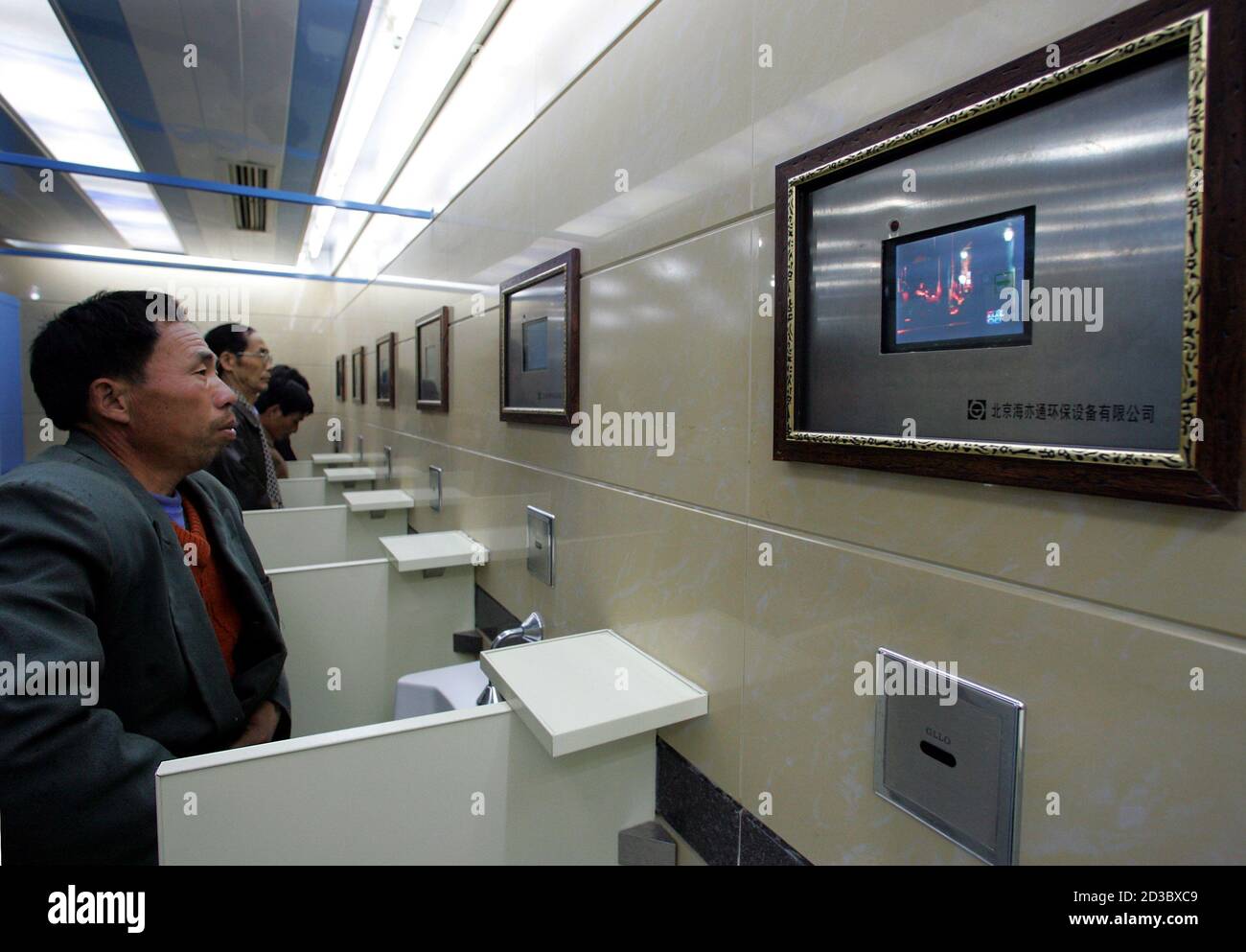 Men using urinals hires stock photography and images Alamy